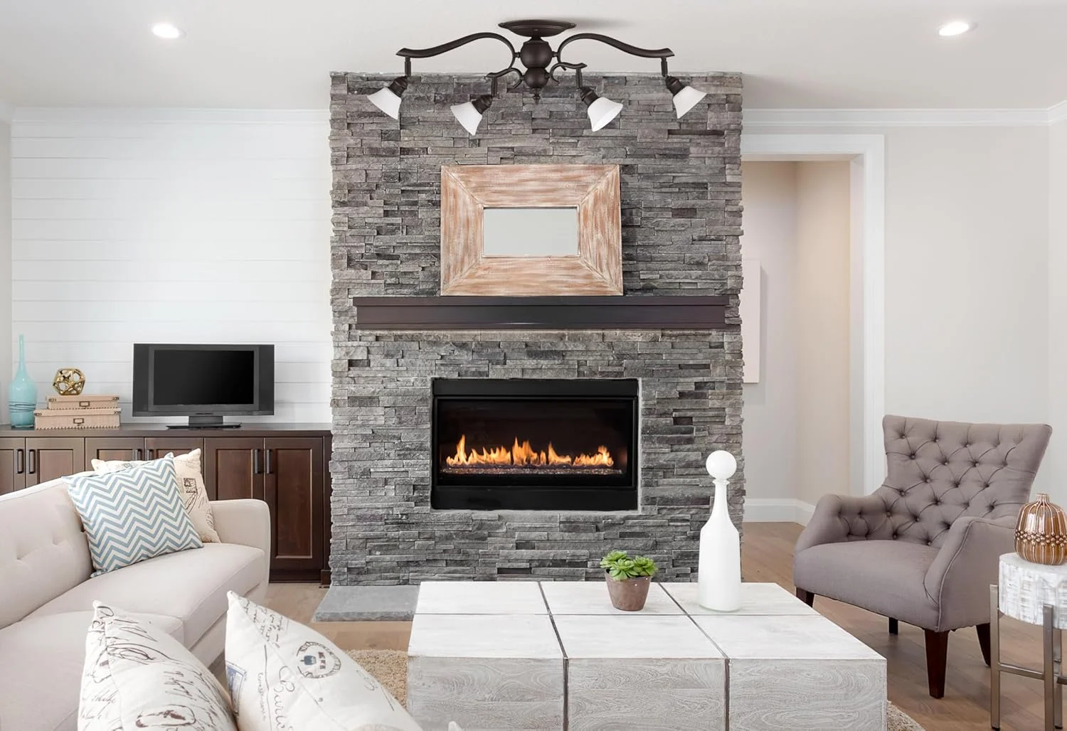 چراغ ریلی آویز 4 شاخه Canarm IT217A04ORB10 Addison با حباب های شیشه ای اوپال تخت، رنگ برنز روغنی چراغ ریلی آویز 4 شاخه Canarm IT217A04ORB10 Addison با حباب های شیشه ای اوپال تخت، رنگ برنز روغنی