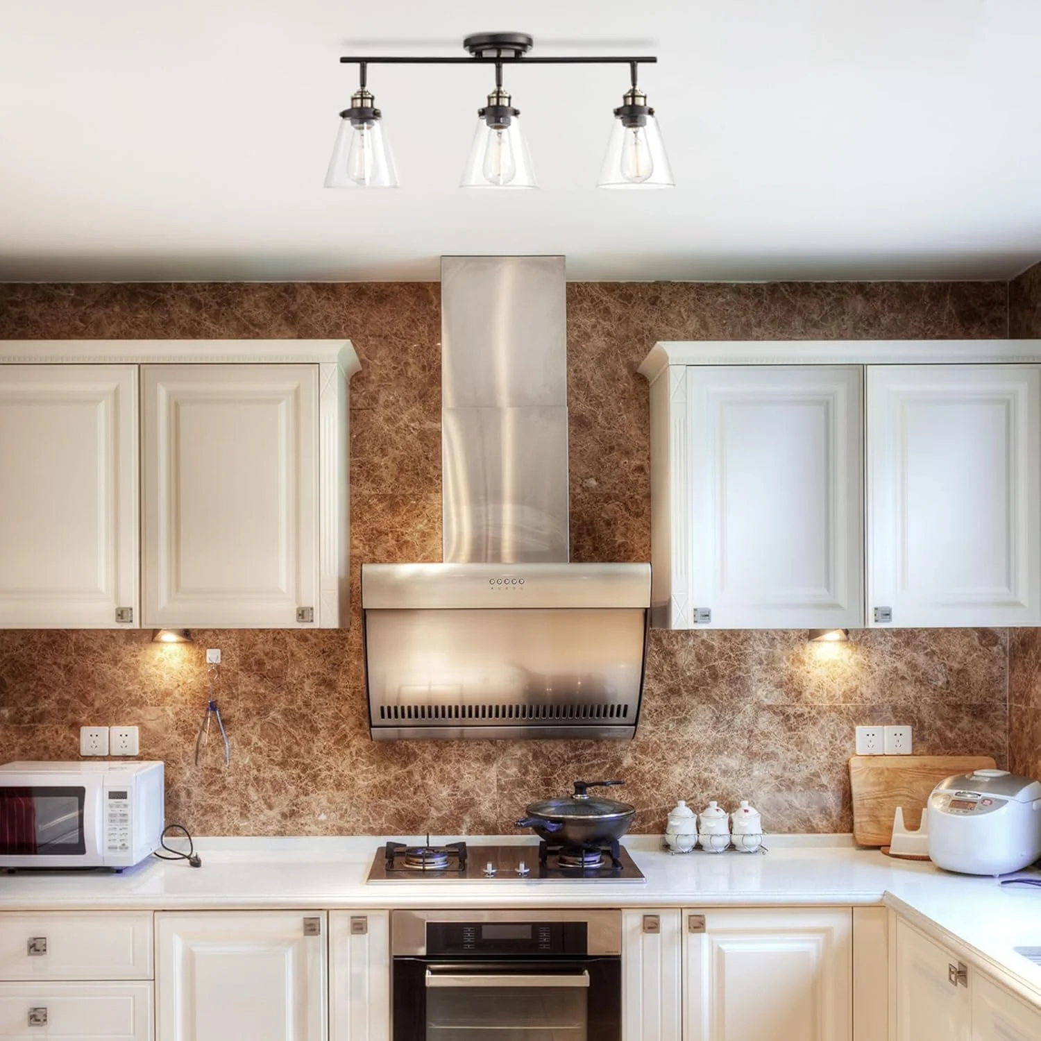 چراغ ریلی سه شاخه گلوب الکتریک 59629 جکسون، برنز تیره، با تزیینات برنجی عتیقه چراغ ریلی سه شاخه گلوب الکتریک 59629 جکسون، برنز تیره، با تزیینات برنجی عتیقه