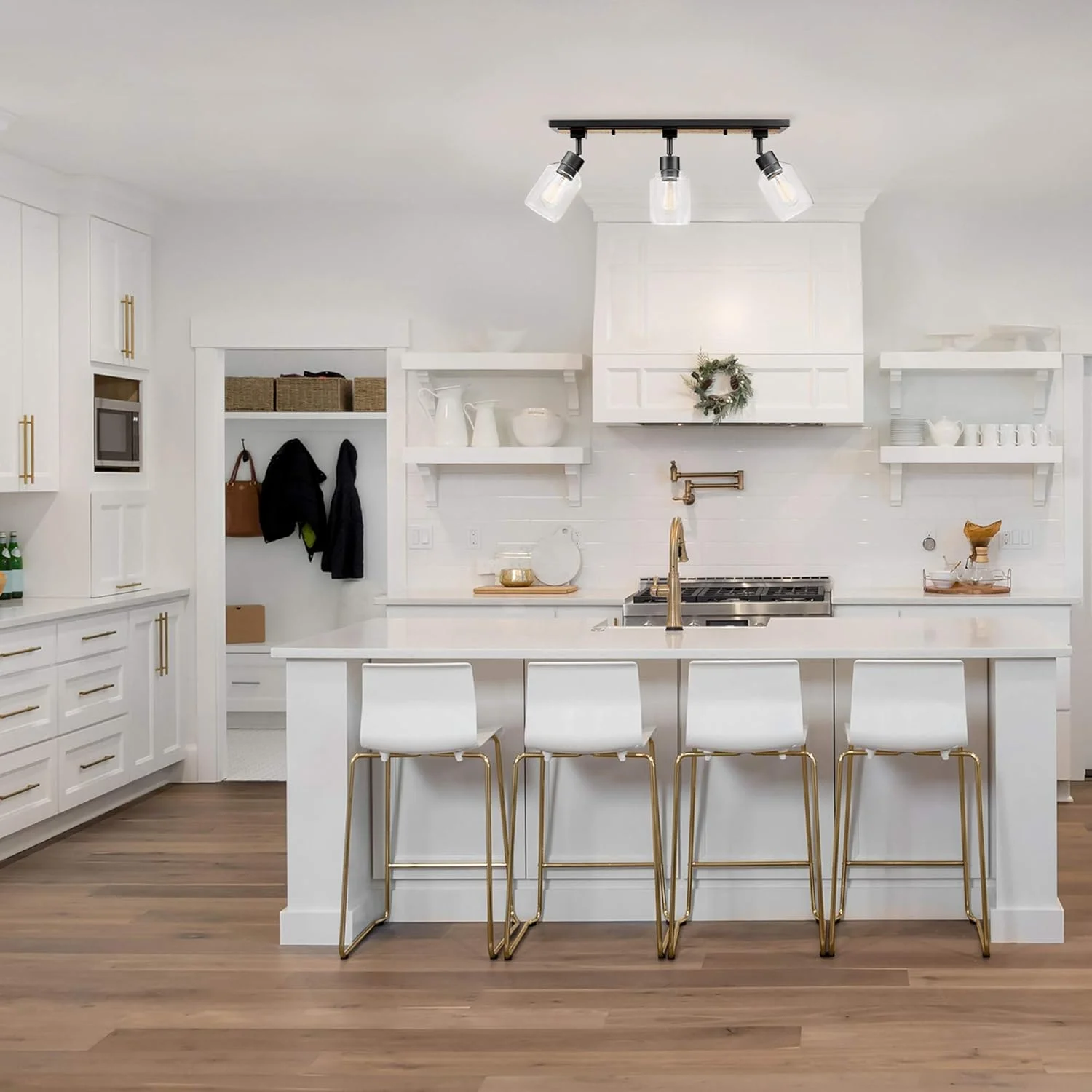 چراغ ریلی 3 شاخه 25 اینچی گریفیت گلوب الکتریک مدل 59798، طرح چوب، با جزئیات مشکی مات و شیدهای شیشه ای شفاف