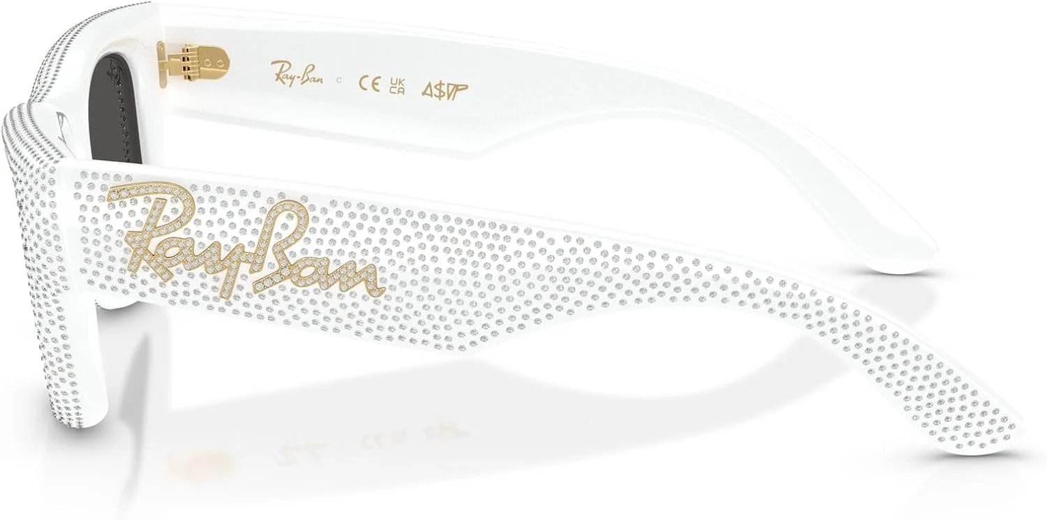 عینک آفتابی مربعی ری-بن مدل RB4940BP Wayfarer Puffer Blacked Out Collection با همکاری A$AP Rocky، سفید با سنگ‌فرش نگین‌دار/خاکستری تیره، 47 میلی‌متر
