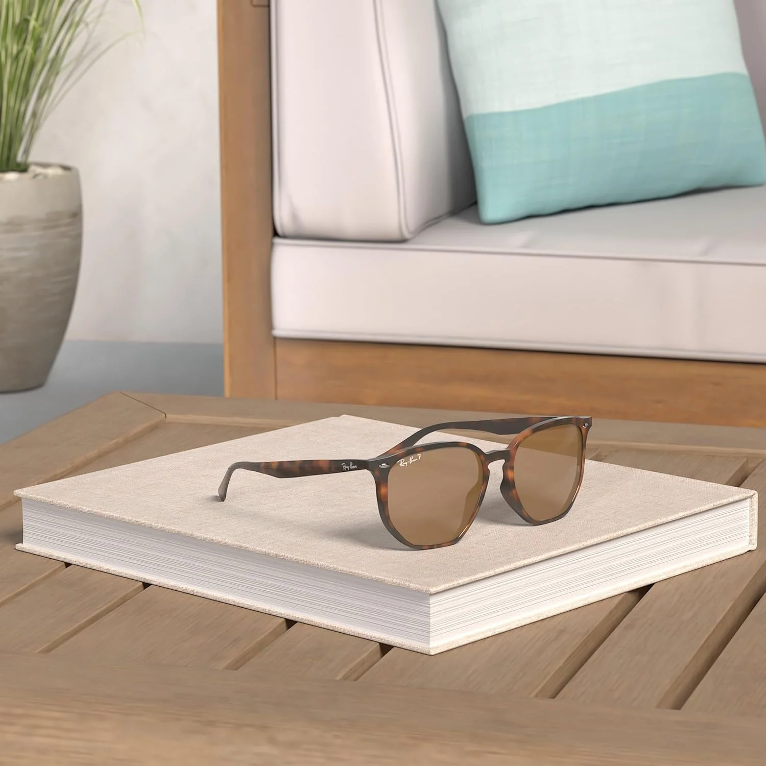 عینک آفتابی ری-بن مدل Rb4306f با فریم شش ضلعی مناسب بینی های کوچک