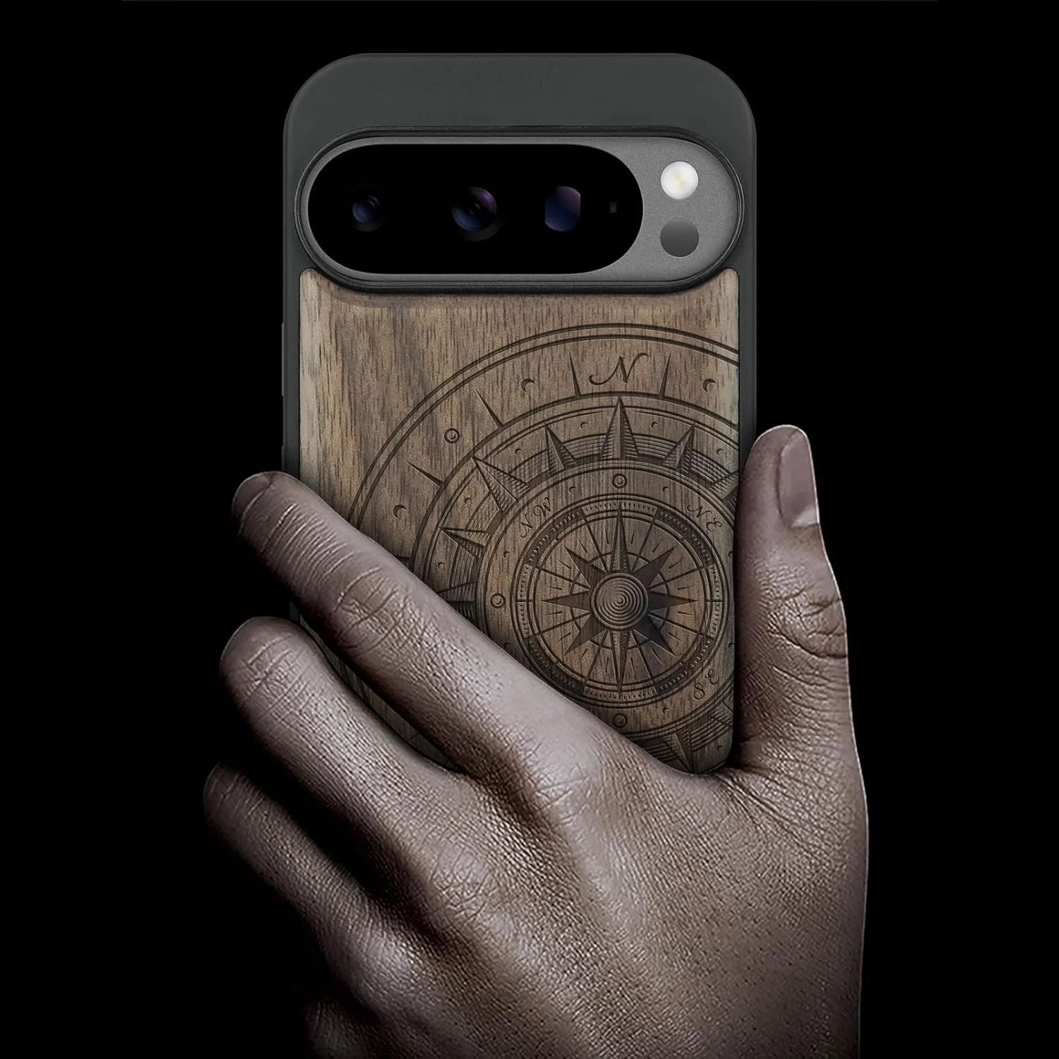 قاب چوبی سازگار با مگ‌سیف Carveit برای گوشی پیکسل 10 پرو XL، کاور چوبی با آهنربا برای محافظ گوگل پیکسل 10 پرو XL، بامپر TPU مقاوم (گردویی - قطب‌نما خارج از امواج بزرگ)