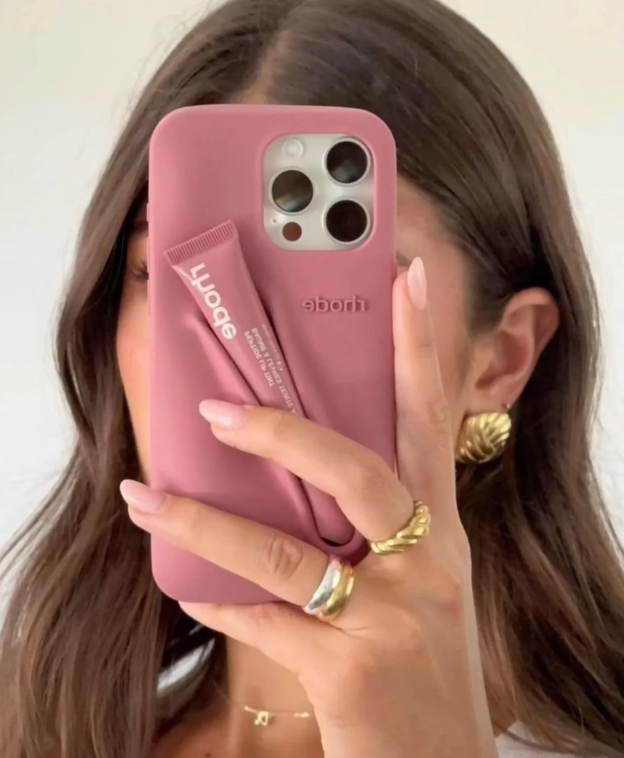 قاب گوشی آیفون 15 پرو به همراه محفظه نگهدارنده بالم لب و کیف سیلیکونی مسافرتی شیک (صورتی روشن) قاب گوشی آیفون 15 پرو به همراه محفظه نگهدارنده بالم لب و کیف سیلیکونی مسافرتی شیک (صورتی روشن)