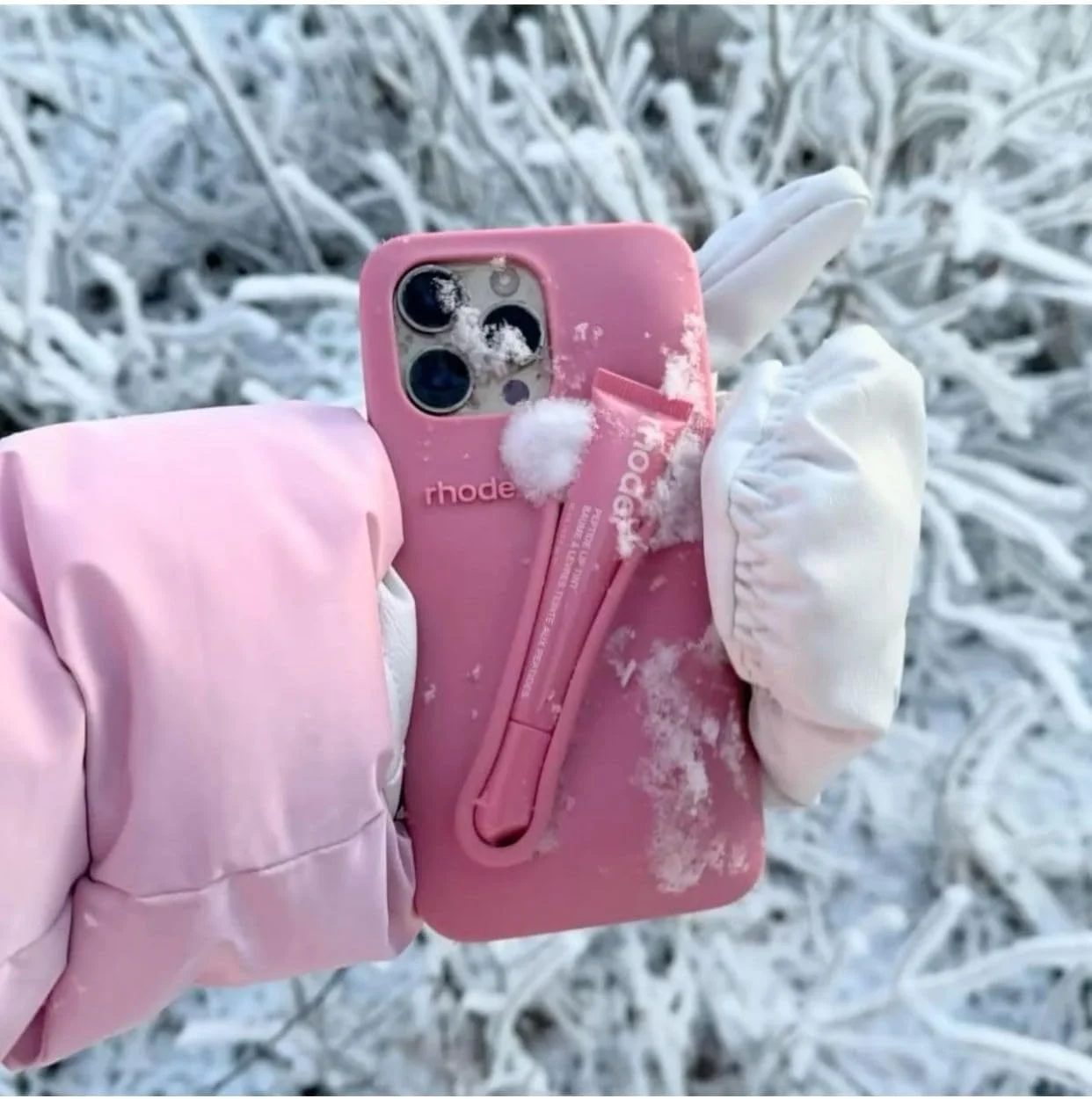 قاب گوشی آیفون 15 پرو به همراه محفظه نگهدارنده بالم لب و کیف سیلیکونی مسافرتی شیک (صورتی روشن) قاب گوشی آیفون 15 پرو به همراه محفظه نگهدارنده بالم لب و کیف سیلیکونی مسافرتی شیک (صورتی روشن)