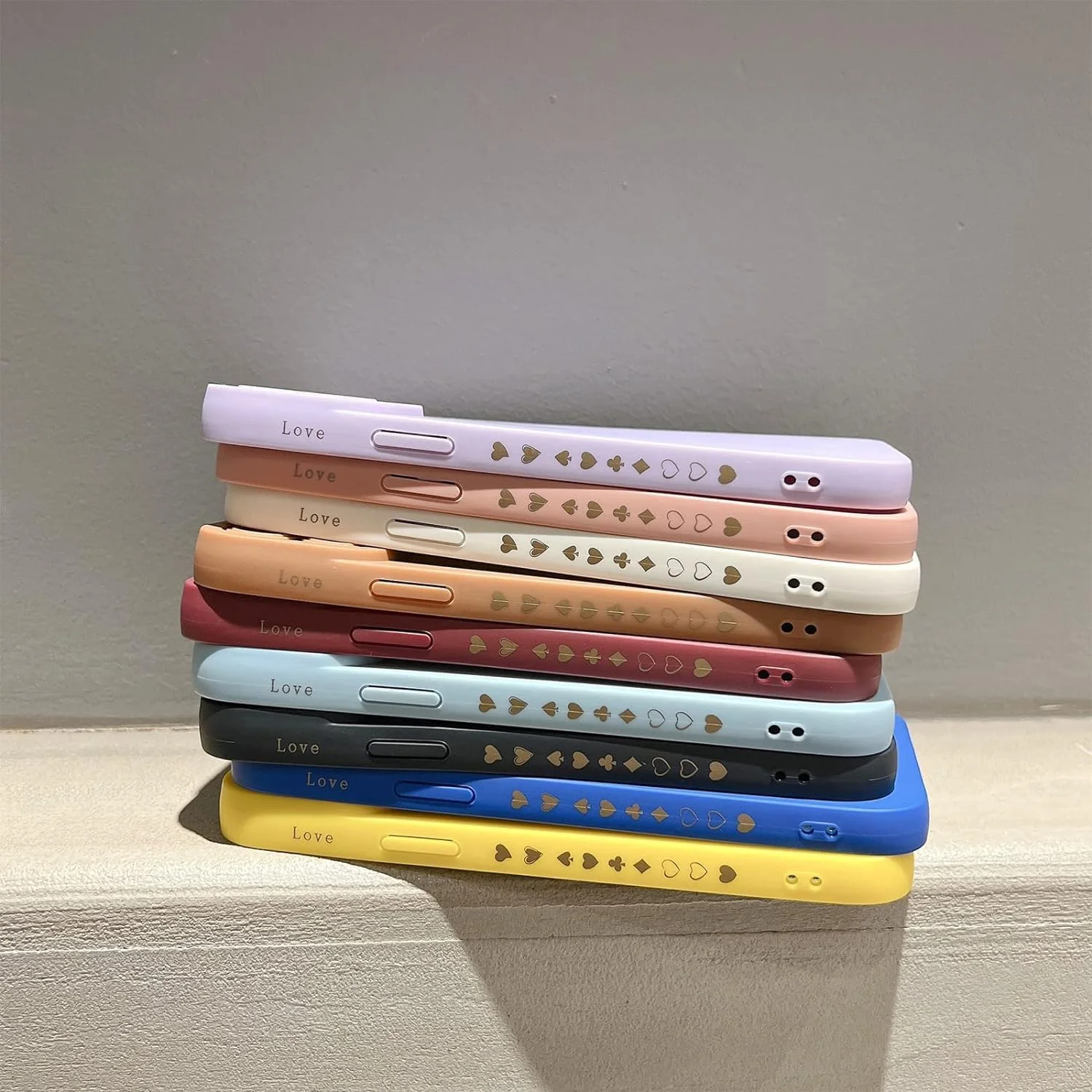 قاب محافظ گوشی آیفون 15 پرو مکس با طرح قلب طلایی لوکس، سیلیکون مایع نرم و ضد ضربه، مناسب برای دختران و بانوان، طرح قلب آبکاری شده زیبا و باریک (قرمز شرابی)