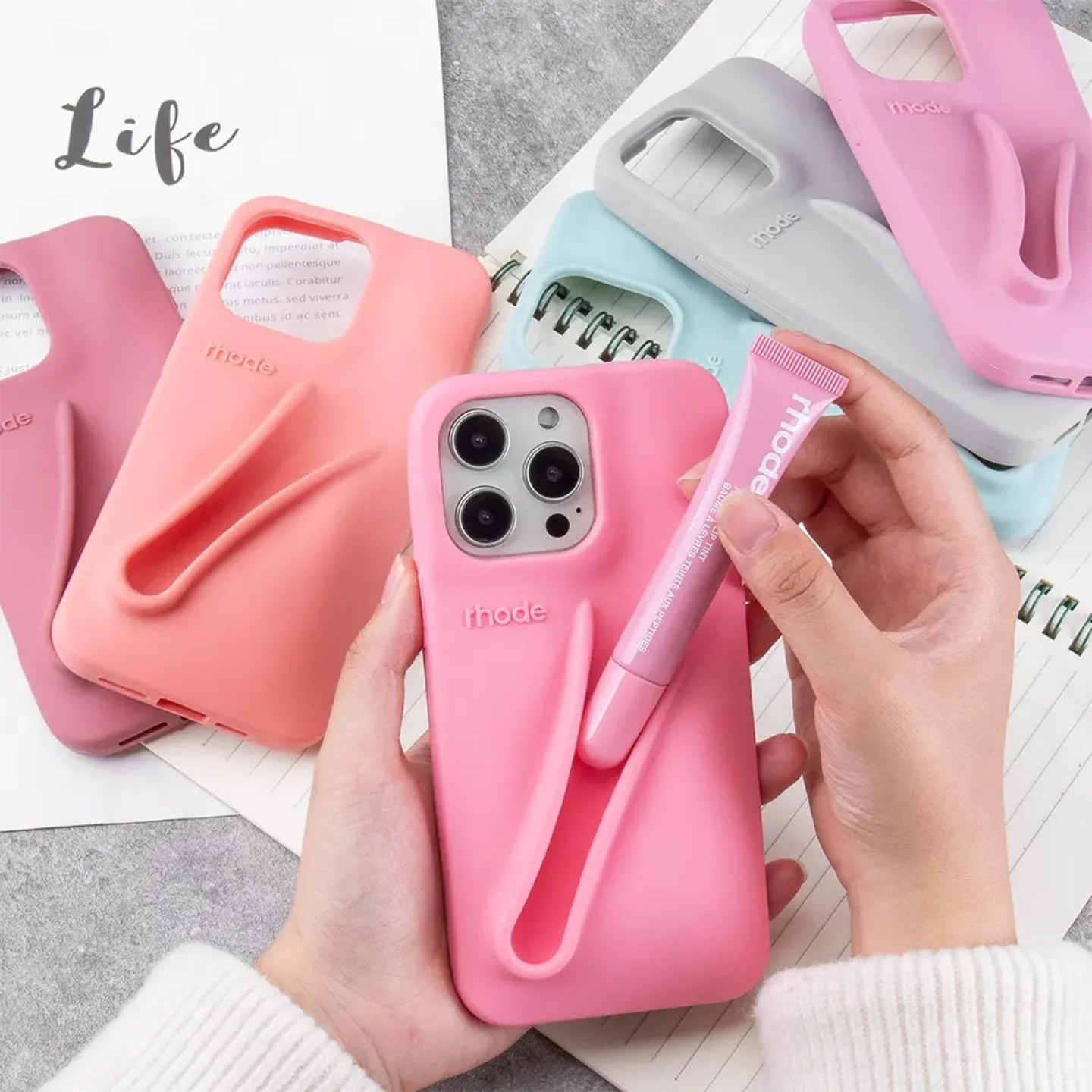 کاور موبایل چندکاره مدل کیف لوازم آرایشی سیلیکونی شیک، مناسب برای آیفون 13 پرو مکس (صورتی روشن) کاور موبایل چندکاره مدل کیف لوازم آرایشی سیلیکونی شیک، مناسب برای آیفون 13 پرو مکس (صورتی روشن)