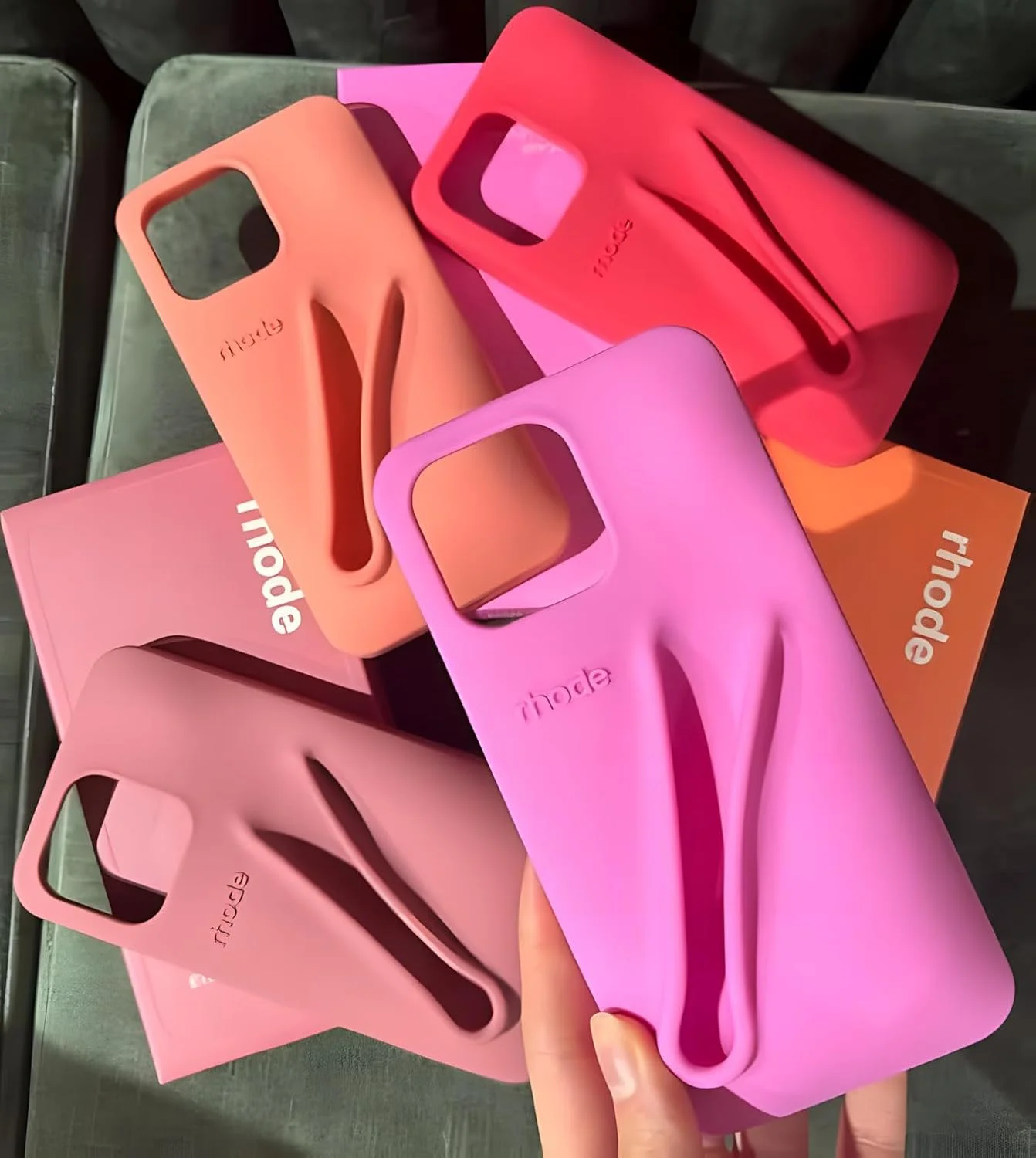 قاب گوشی آیفون 16 سازگار با کیف اصلی - قاب گوشی چند منظوره با نگهدارنده بالم لب - کیف مسافرتی سیلیکونی شیک (صورتی روشن) قاب گوشی آیفون 16 سازگار با کیف اصلی - قاب گوشی چند منظوره با نگهدارنده بالم لب - کیف مسافرتی سیلیکونی شیک (صورتی روشن)