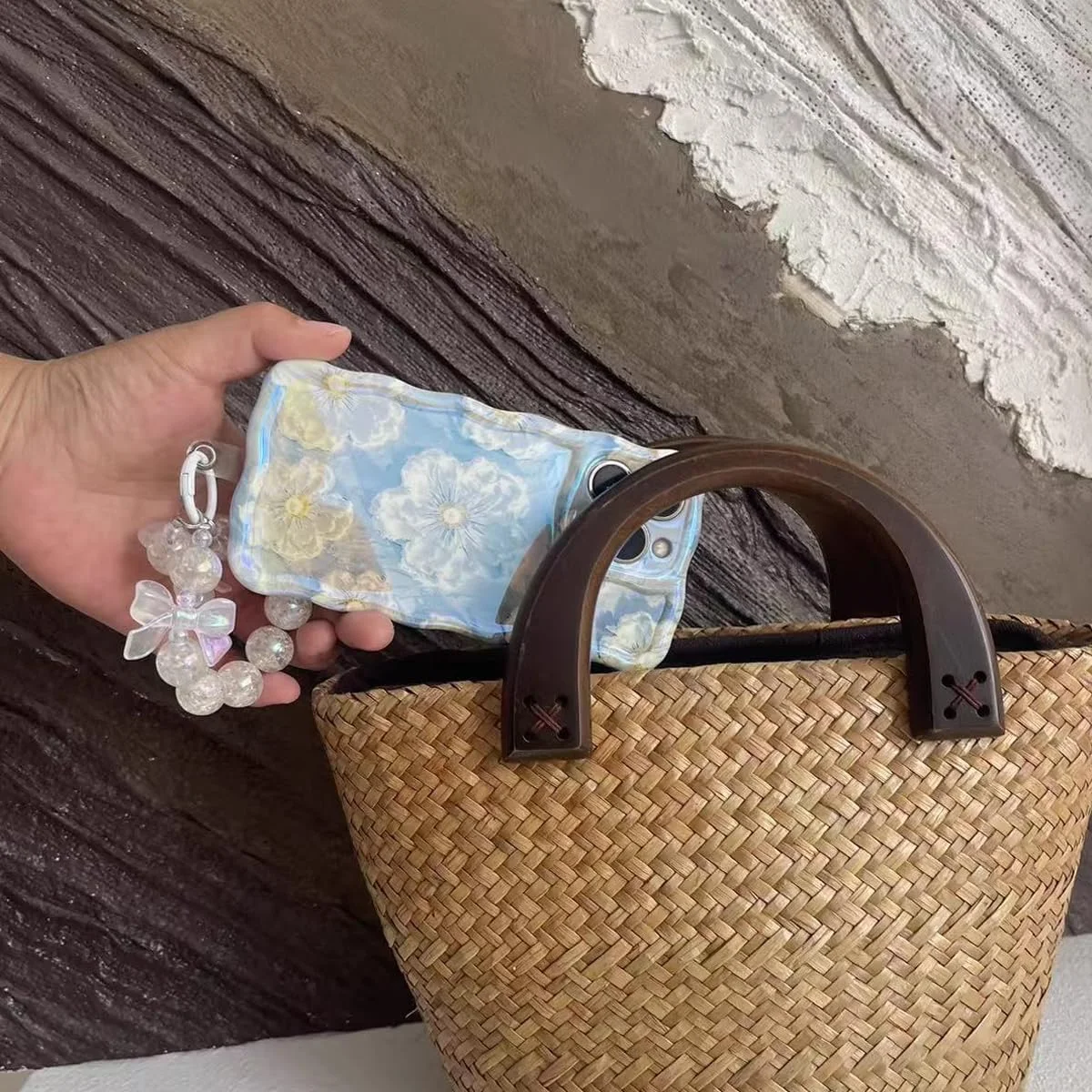 قاب گوشی طرح گل نقاشی روغنی اکلیلی به همراه بند مچی و ضربه گیر TPU، قاب محافظ دخترانه زیبا (آبی، 14) سازگار با آیفون 14 قاب گوشی طرح گل نقاشی روغنی اکلیلی به همراه بند مچی و ضربه گیر TPU، قاب محافظ دخترانه زیبا (آبی، 14) سازگار با آیفون 14