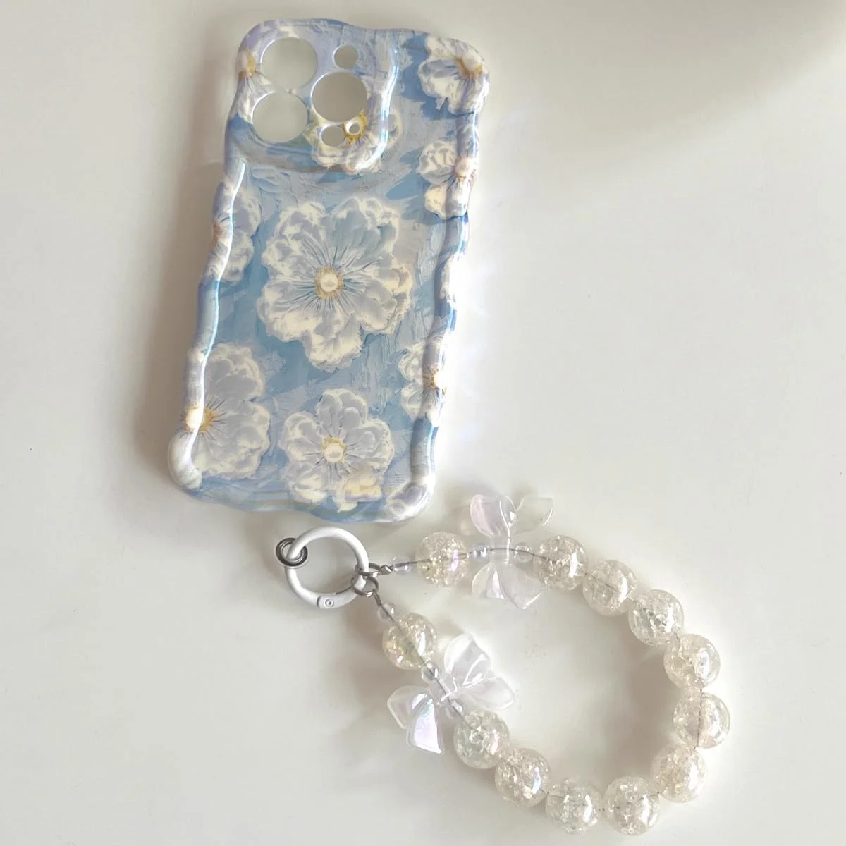 قاب گوشی طرح گل نقاشی روغنی اکلیلی به همراه بند مچی و ضربه گیر TPU، قاب محافظ دخترانه زیبا (آبی، 14) سازگار با آیفون 14 قاب گوشی طرح گل نقاشی روغنی اکلیلی به همراه بند مچی و ضربه گیر TPU، قاب محافظ دخترانه زیبا (آبی، 14) سازگار با آیفون 14