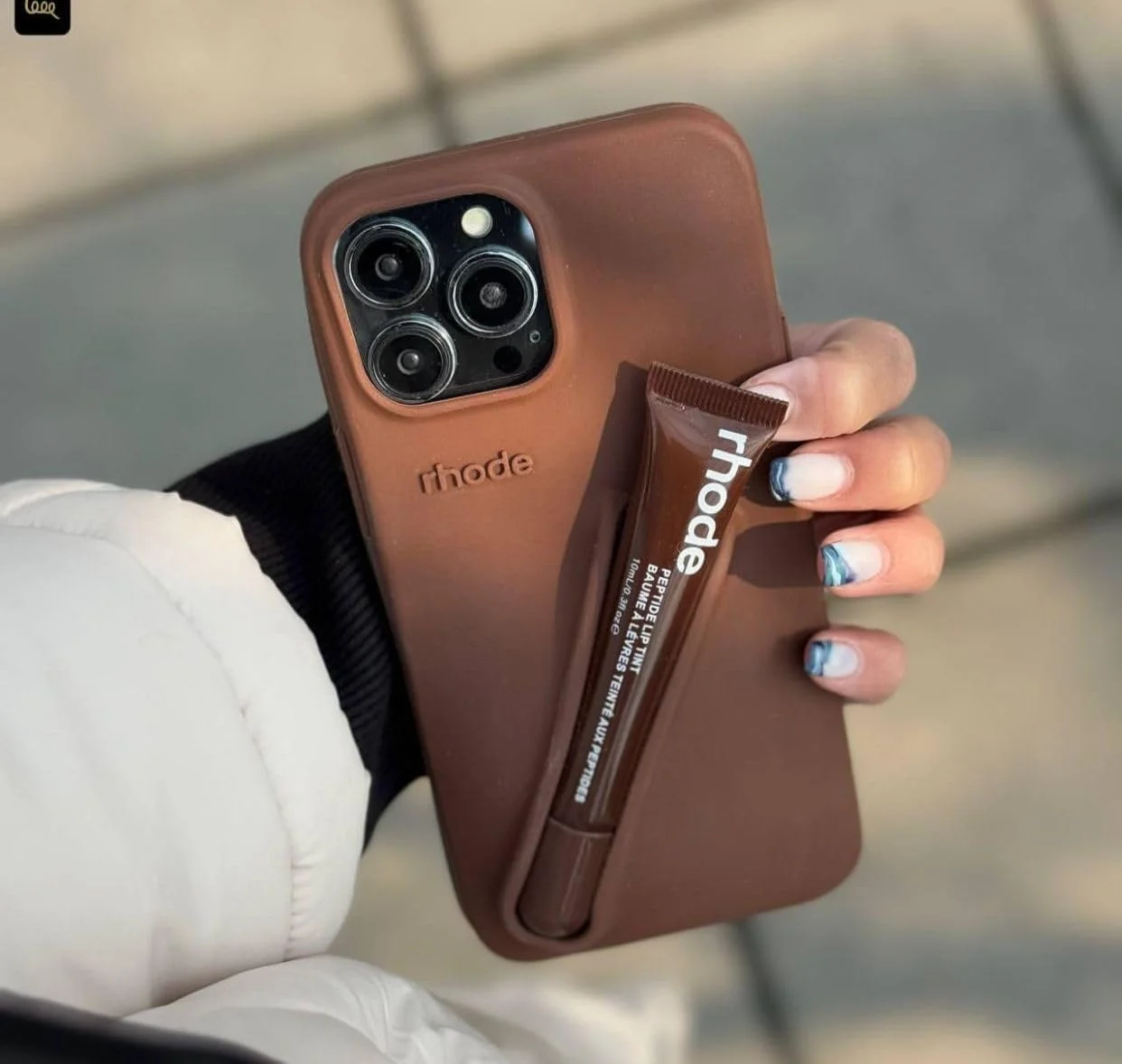 کاور گوشی آیفون 11 پرو مکس به همراه جای بالم لب و کیف سیلیکونی مسافرتی شیک (قهوه ای) کاور گوشی آیفون 11 پرو مکس به همراه جای بالم لب و کیف سیلیکونی مسافرتی شیک (قهوه ای)