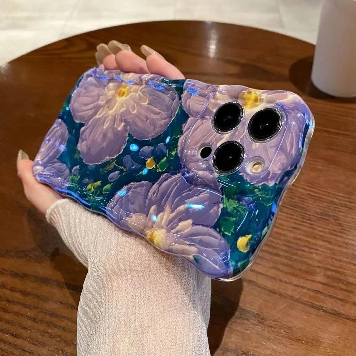 قاب گوشی بولیگو مناسب آیفون 15 - کاور ضربه گیر TPU بامپر زیبا با بند مچی، طرح نقاشی رنگ روغن، قاب محافظ گوشی براق گلدار زنانه (بنفش، آیفون 15)