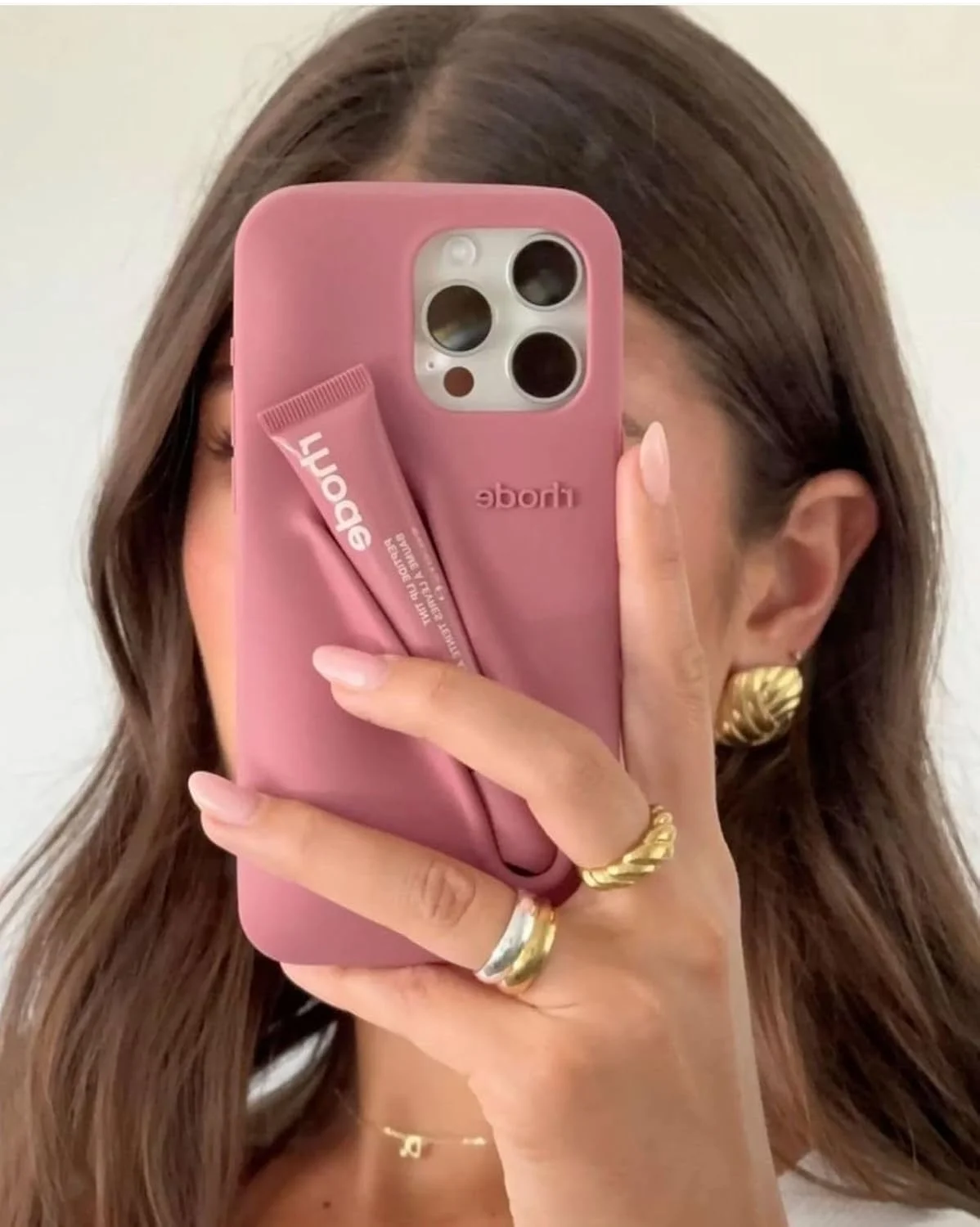 کیف محافظ گوشی آیفون 16 به همراه محفظه نگهدارنده بالم لب و کیف سیلیکونی مسافرتی شیک (صورتی روشن)