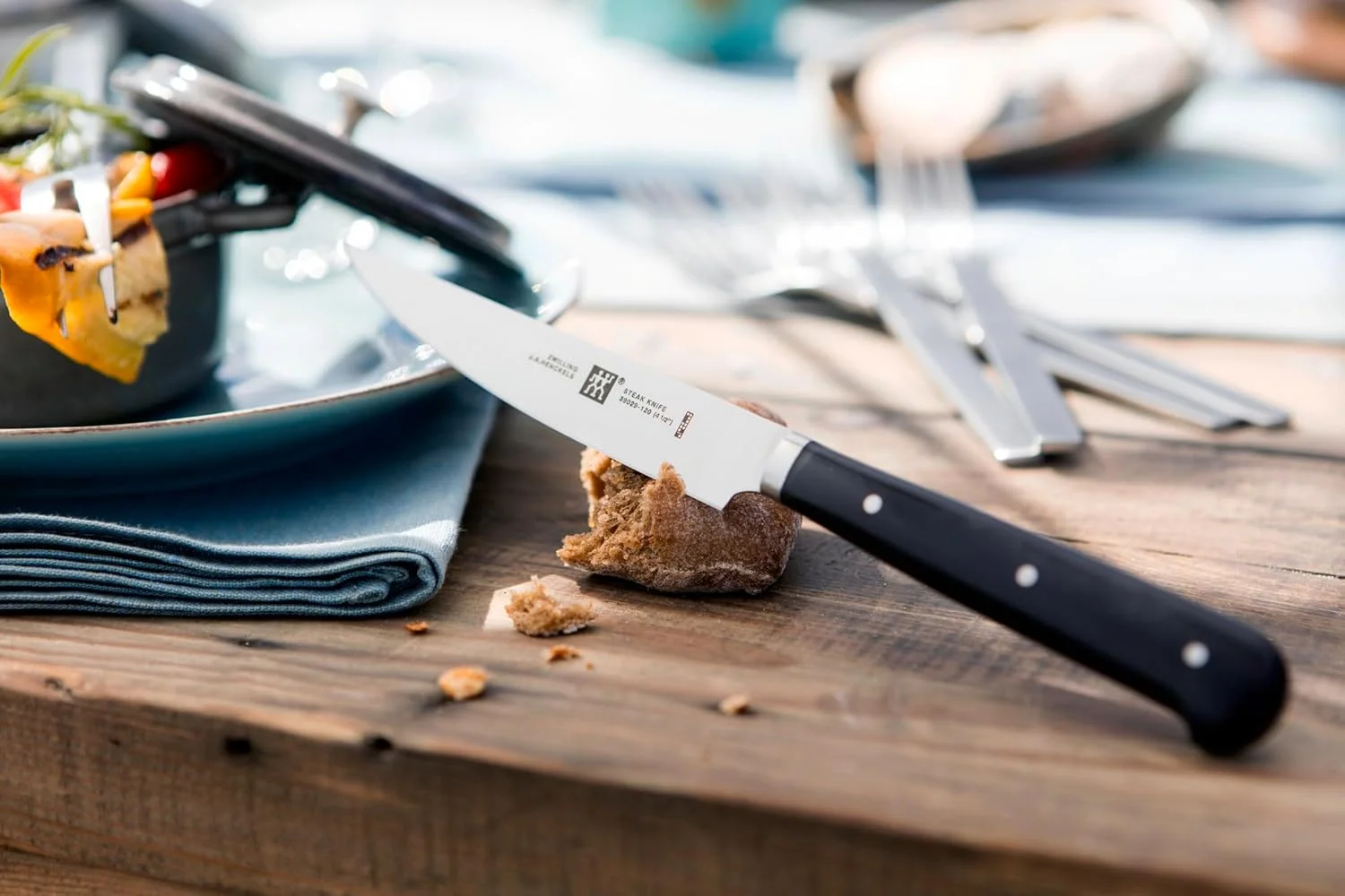 ست چاقوی استیک 4 پارچه ZWILLING با جعبه چوبی – تیغه های دندانه دار 12 سانتی متری از جنس استیل ضد زنگ، دسته های ارگونومیک سه پرچ، لبه V برای تیزی، بادوام، هدیه ای ایده آل برای دوستداران گوشت