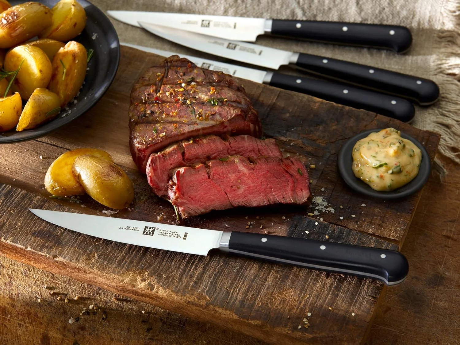 ست چاقوی استیک 4 پارچه ZWILLING با جعبه چوبی – تیغه های دندانه دار 12 سانتی متری از جنس استیل ضد زنگ، دسته های ارگونومیک سه پرچ، لبه V برای تیزی، بادوام، هدیه ای ایده آل برای دوستداران گوشت