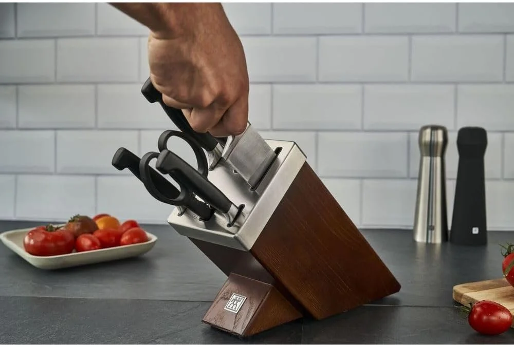 ست بلوک چاقوی 7 پارچه Zwilling Four Star. فولاد ضد زنگ فرمول ویژه آهنگری شده. سخت شده با یخ. دسته ارگونومیک. ست: 4 چاقوی آشپزخانه، فولاد تیز کننده، بلوک خود تیز شونده + قیچی. ساخت آلمان