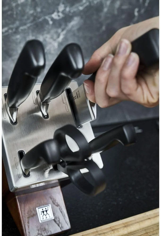ست بلوک چاقوی 7 پارچه Zwilling Four Star. فولاد ضد زنگ فرمول ویژه آهنگری شده. سخت شده با یخ. دسته ارگونومیک. ست: 4 چاقوی آشپزخانه، فولاد تیز کننده، بلوک خود تیز شونده + قیچی. ساخت آلمان