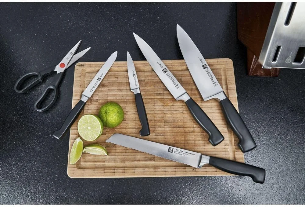 ست بلوک چاقوی 7 پارچه Zwilling Four Star. فولاد ضد زنگ فرمول ویژه آهنگری شده. سخت شده با یخ. دسته ارگونومیک. ست: 4 چاقوی آشپزخانه، فولاد تیز کننده، بلوک خود تیز شونده + قیچی. ساخت آلمان