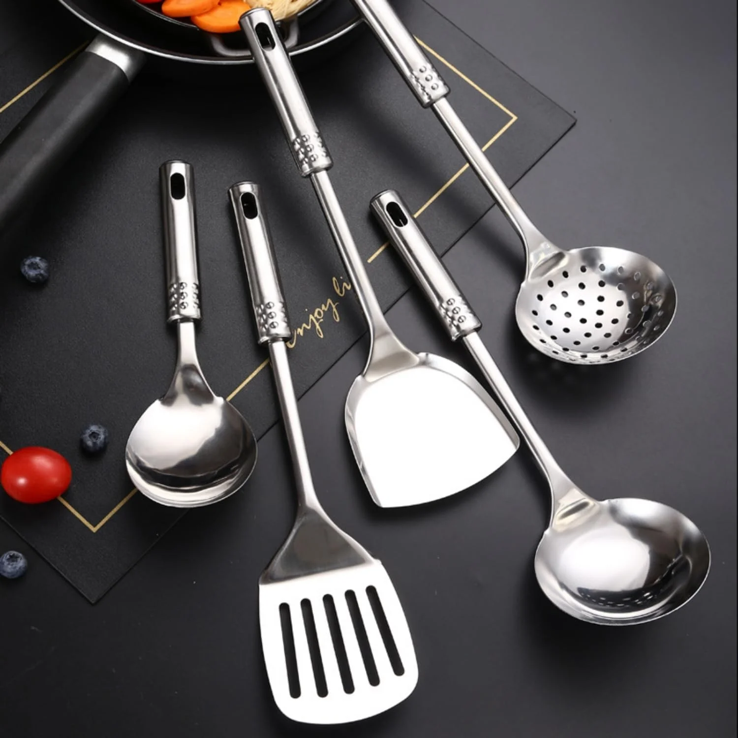 ست ۶ تکه ابزار آشپزی، ست ابزار آشپزخانه استیل ضد زنگ شامل قاشق شکاف دار، کفگیر شکاف دار، قاشق بزرگ، ملاقه سوپ، کفگیر و یک سطل نگهداری ست ۶ تکه ابزار آشپزی، ست ابزار آشپزخانه استیل ضد زنگ شامل قاشق شکاف دار، کفگیر شکاف دار، قاشق بزرگ، ملاقه سوپ، کفگیر و یک سطل نگهداری