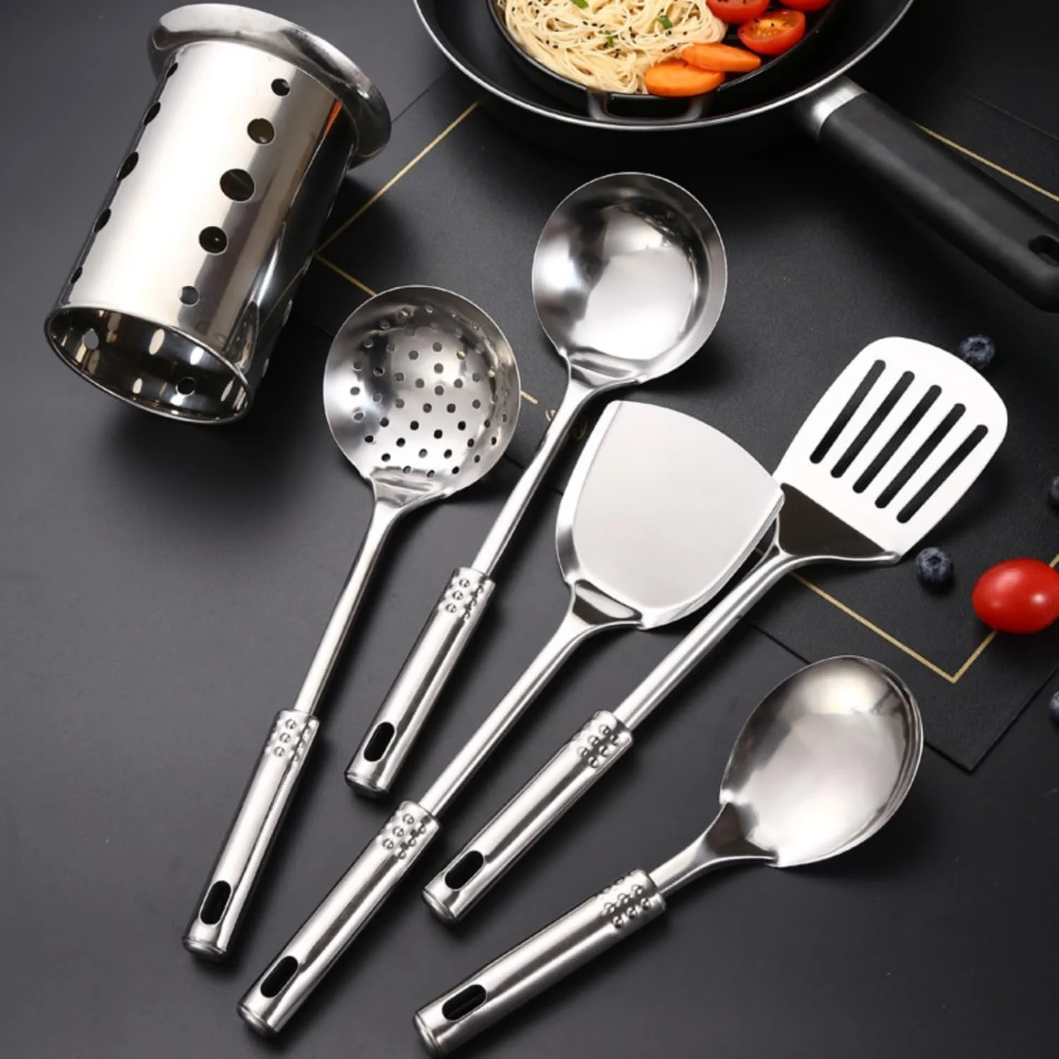 ست ۶ تکه ابزار آشپزی، ست ابزار آشپزخانه استیل ضد زنگ شامل قاشق شکاف دار، کفگیر شکاف دار، قاشق بزرگ، ملاقه سوپ، کفگیر و یک سطل نگهداری ست ۶ تکه ابزار آشپزی، ست ابزار آشپزخانه استیل ضد زنگ شامل قاشق شکاف دار، کفگیر شکاف دار، قاشق بزرگ، ملاقه سوپ، کفگیر و یک سطل نگهداری