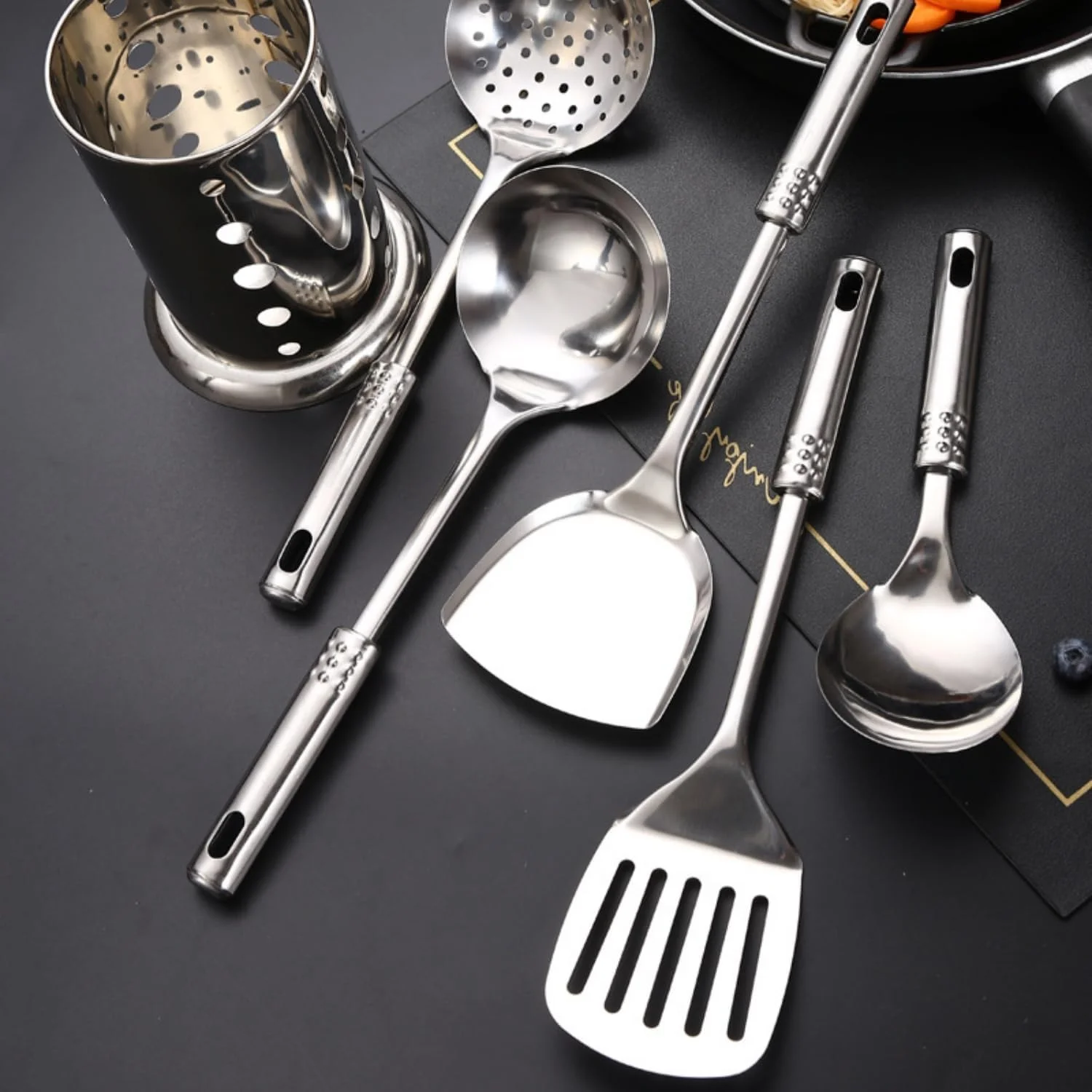 ست ۶ تکه ابزار آشپزی، ست ابزار آشپزخانه استیل ضد زنگ شامل قاشق شکاف دار، کفگیر شکاف دار، قاشق بزرگ، ملاقه سوپ، کفگیر و یک سطل نگهداری ست ۶ تکه ابزار آشپزی، ست ابزار آشپزخانه استیل ضد زنگ شامل قاشق شکاف دار، کفگیر شکاف دار، قاشق بزرگ، ملاقه سوپ، کفگیر و یک سطل نگهداری