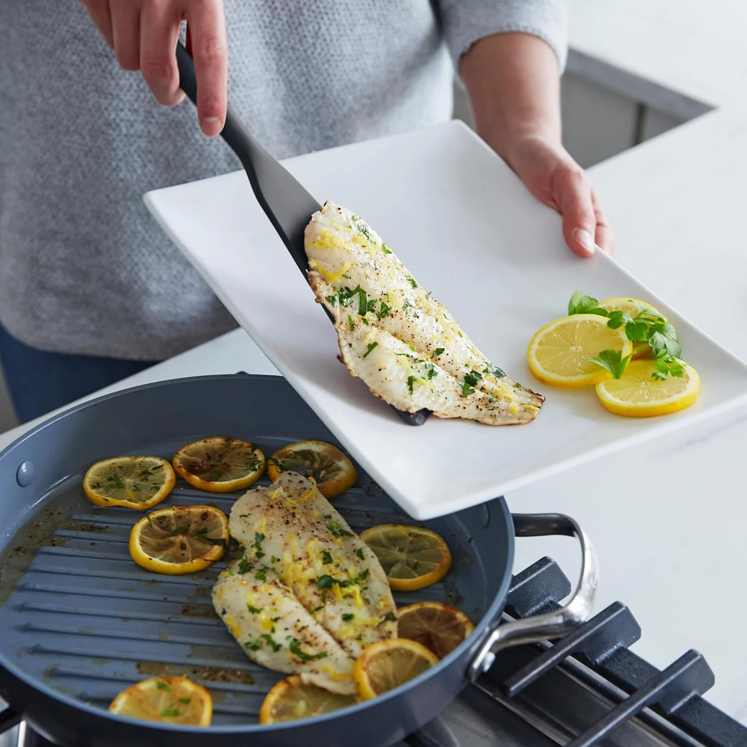 ست 5 تکه ابزار آشپزی سیلیکونی گرین پن، شامل قاشق شیاردار و ساده، کفگیر، لیسک، همزن، ابزار آشپزخانه نچسب انعطاف پذیر، هسته فولادی، دسته ضد لغزش مقاوم در برابر حرارت، فاقد BPA، قابل شستشو در ماشین ظرفشویی، خاکستری