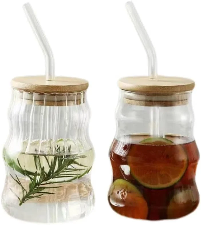 ست 2 عددی لیوان شیشه ای با درب بامبو و نی شیشه ای، لیوان های شیشه ای دنده دار، لیوان های کریستالی طرح دار برای قهوه سرد، آبمیوه، نوشیدنی و شیر 500 میلی لیتر