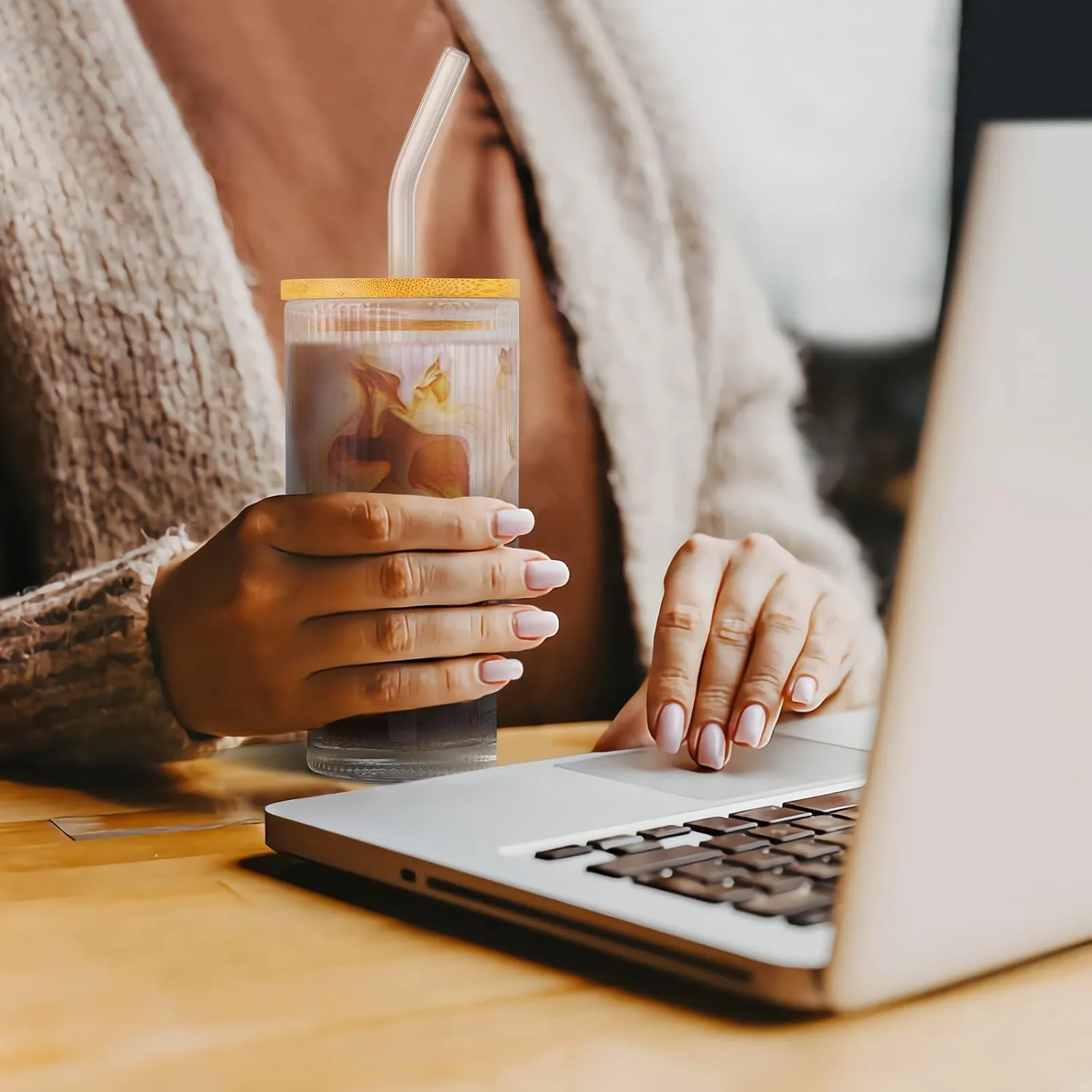 ست ۴ تایی لیوان راه راه با درب بامبو و نی شیشه ای، ظروف شیشه ای شفاف موج دار قدیمی، فنجان های اوریگامی برای آبمیوه، نوشیدنی، قهوه سرد و موارد دیگر (۳۵۰ میلی لیتر)