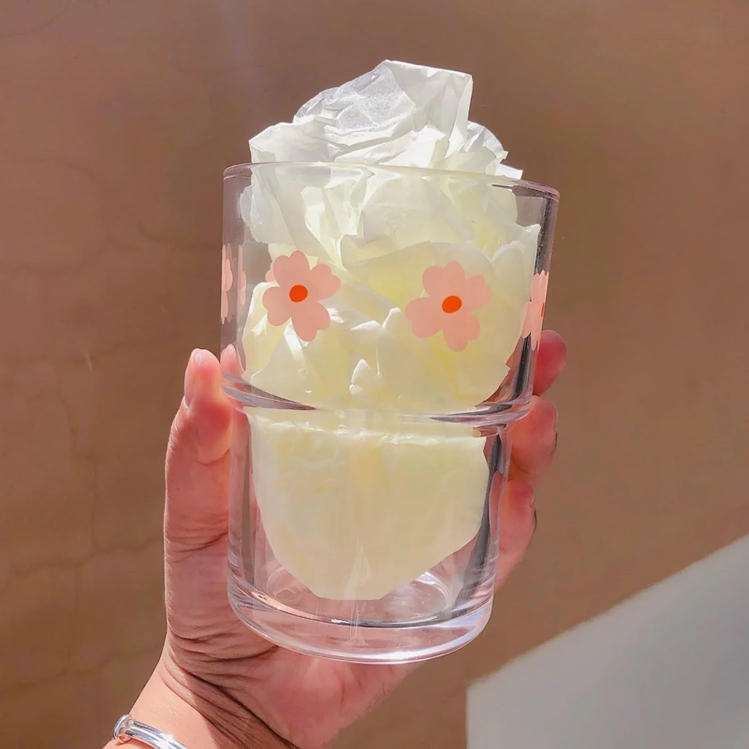 لیوان شیشه ای 384 میلی لیتری Olvini با نی و درب، لیوان قهوه سرد قابل استفاده مجدد، لیوان های شیشه ای زیبا برای آب، ماچا، ماگ های مسافرتی (گل صورتی)