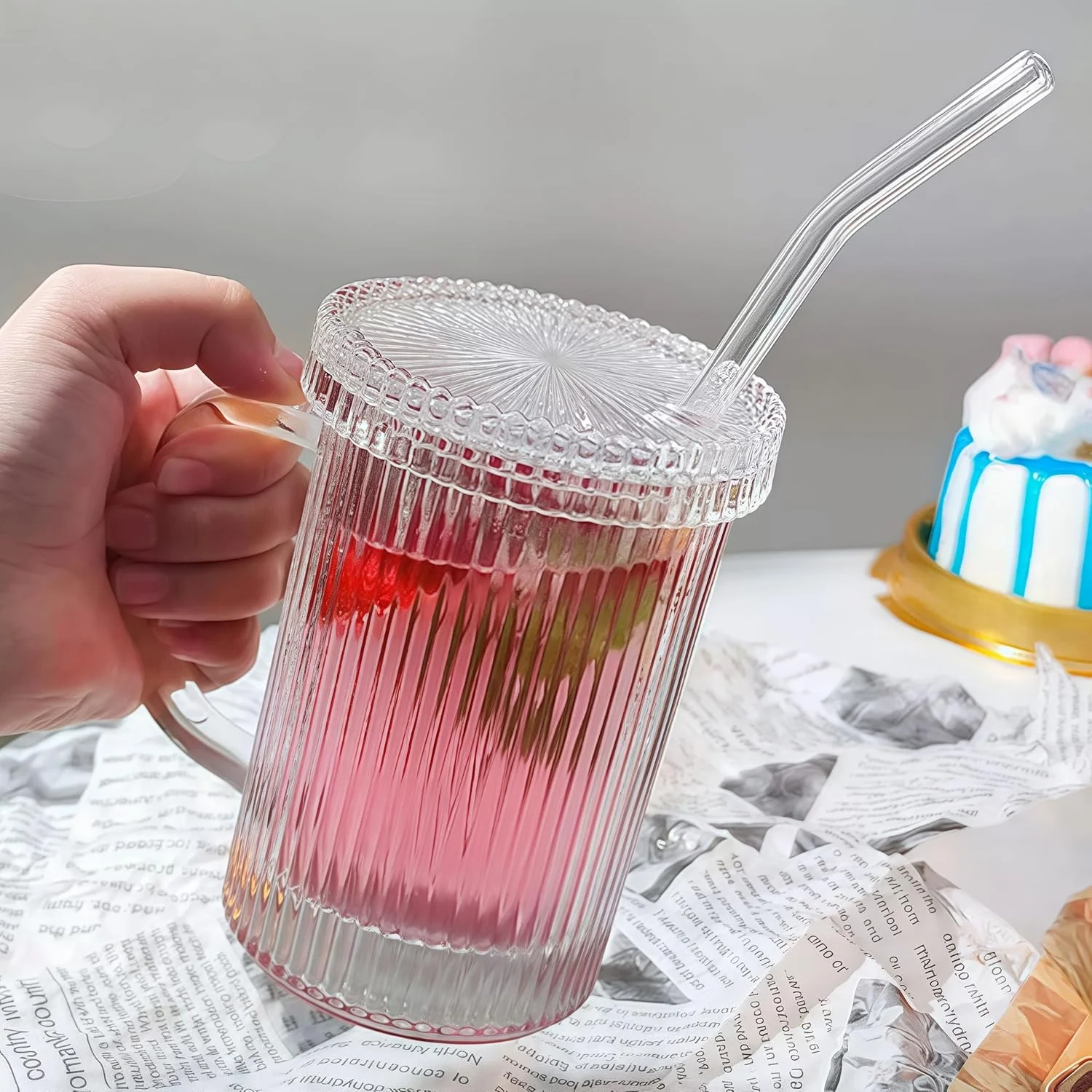 لیوان شیشه ای راه راه، فنجان قهوه با درب و نی شیشه ای، لیوان آبمیوه خوری مناسب برای قهوه سرد، اسموتی، نوشیدنی، چای، آب و نوشیدنی های سرد (390 میلی لیتر)