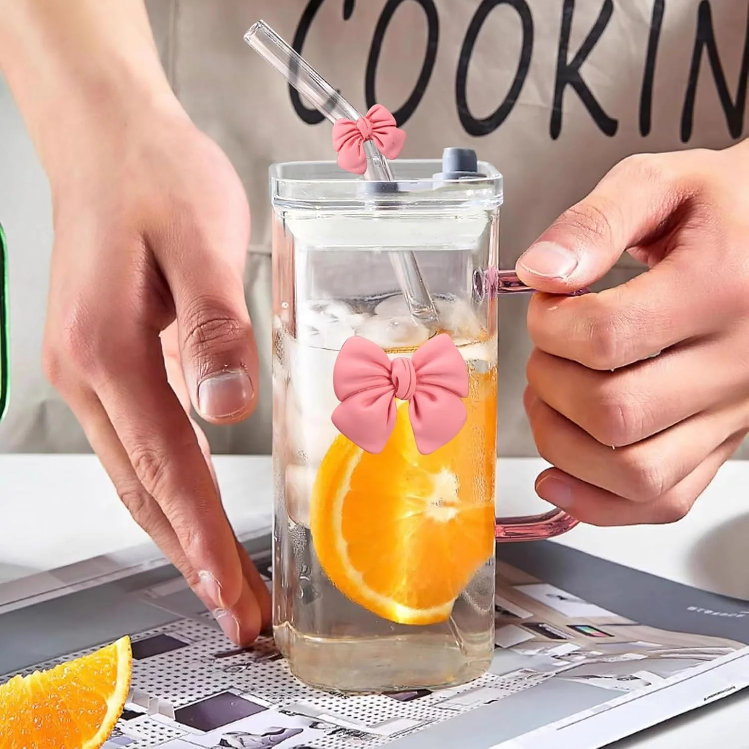 لیوان های شیشه ای مربعی با درب و نی های قابل استفاده مجدد، فنجان های شیشه ای مقاوم در برابر حرارت با دسته، لیوان های نوشیدنی شفاف برای آب، آب میوه، قهوه سرد، شیر، چای، طراحی پاپیون (صورتی، 390 میلی لیتر)