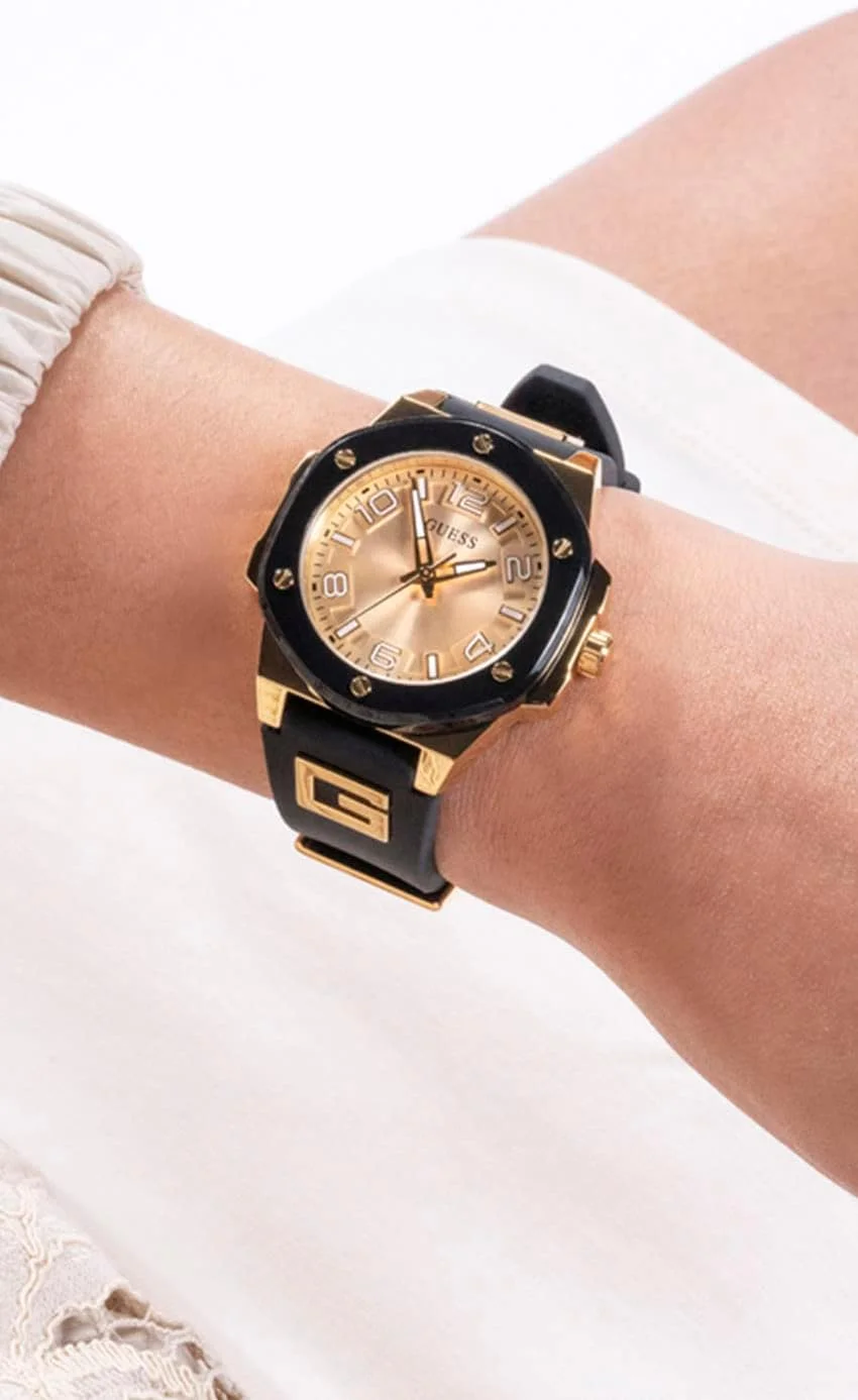 ساعت آنالوگ طلایی و سیلیکونی مشکی GUESS ساعت آنالوگ طلایی و سیلیکونی مشکی GUESS