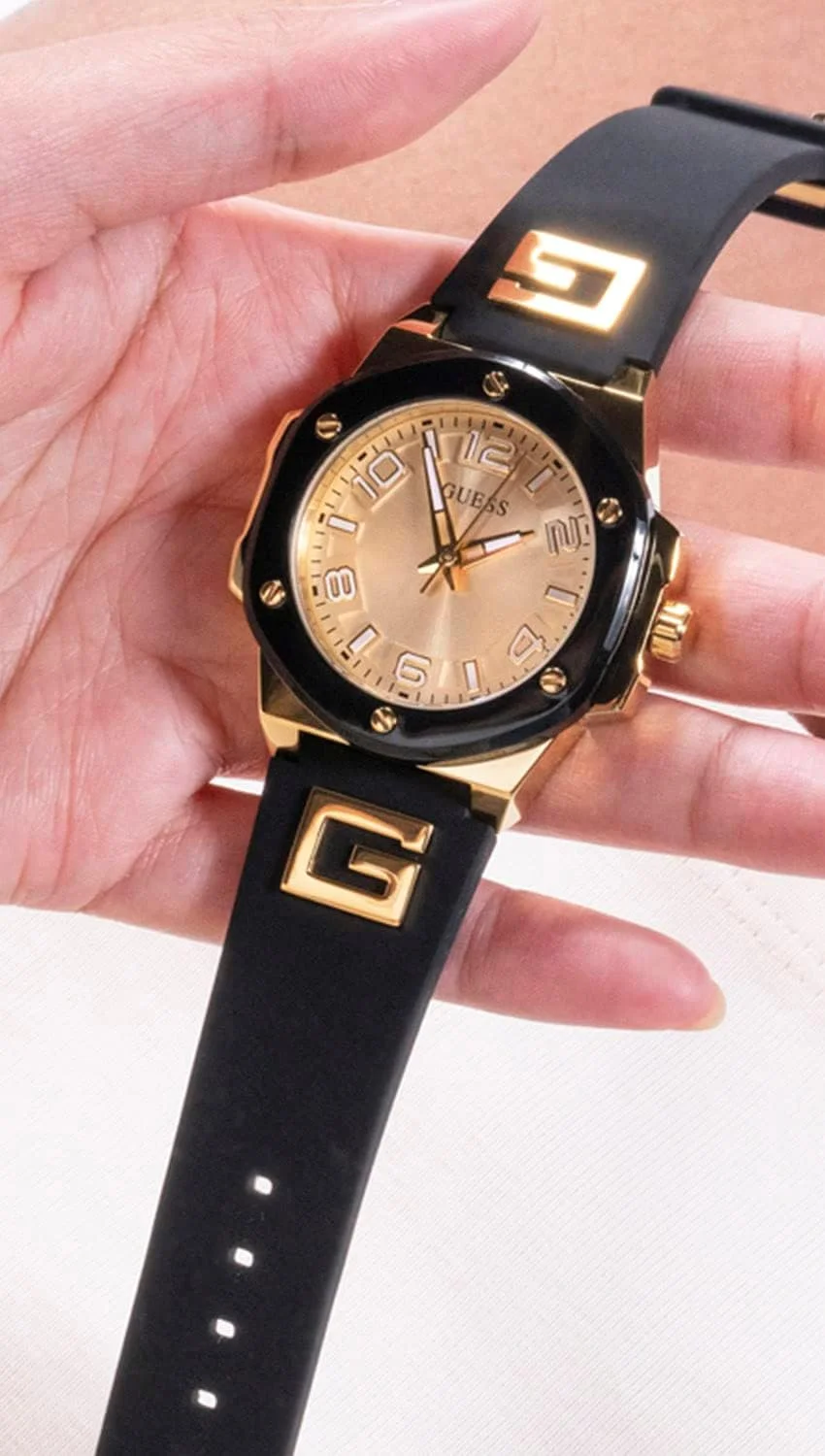 ساعت آنالوگ طلایی و سیلیکونی مشکی GUESS ساعت آنالوگ طلایی و سیلیکونی مشکی GUESS