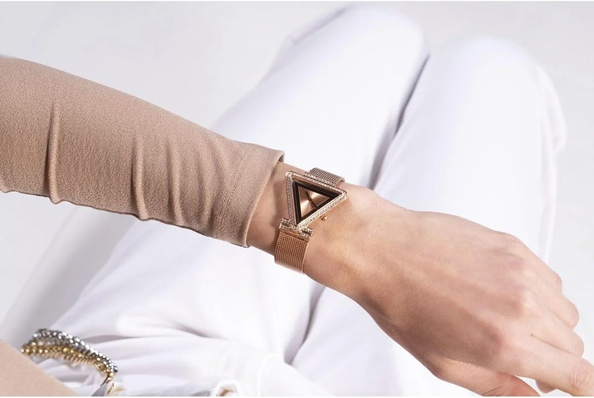 ساعت آنالوگ مثلثی با بند توری رزگلد GUESS ساعت آنالوگ مثلثی با بند توری رزگلد GUESS