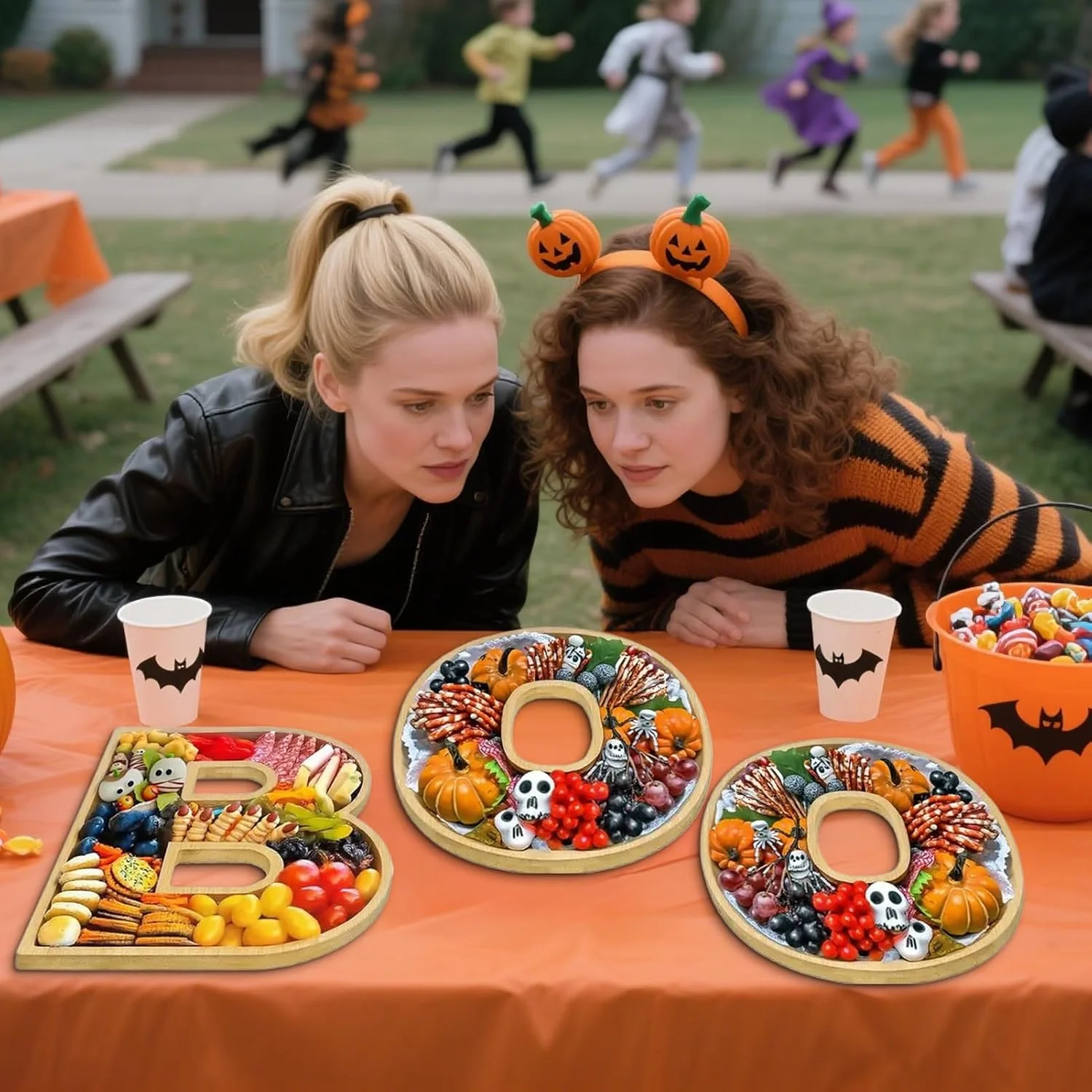 سینی هالووین، سینی سرو "بو"، تخته پنیر، دکوری چوبی برای میز تعطیلات، میز، شومینه، خانه روستایی، مهمانی کاپ کیک میوه اسنک آب نبات