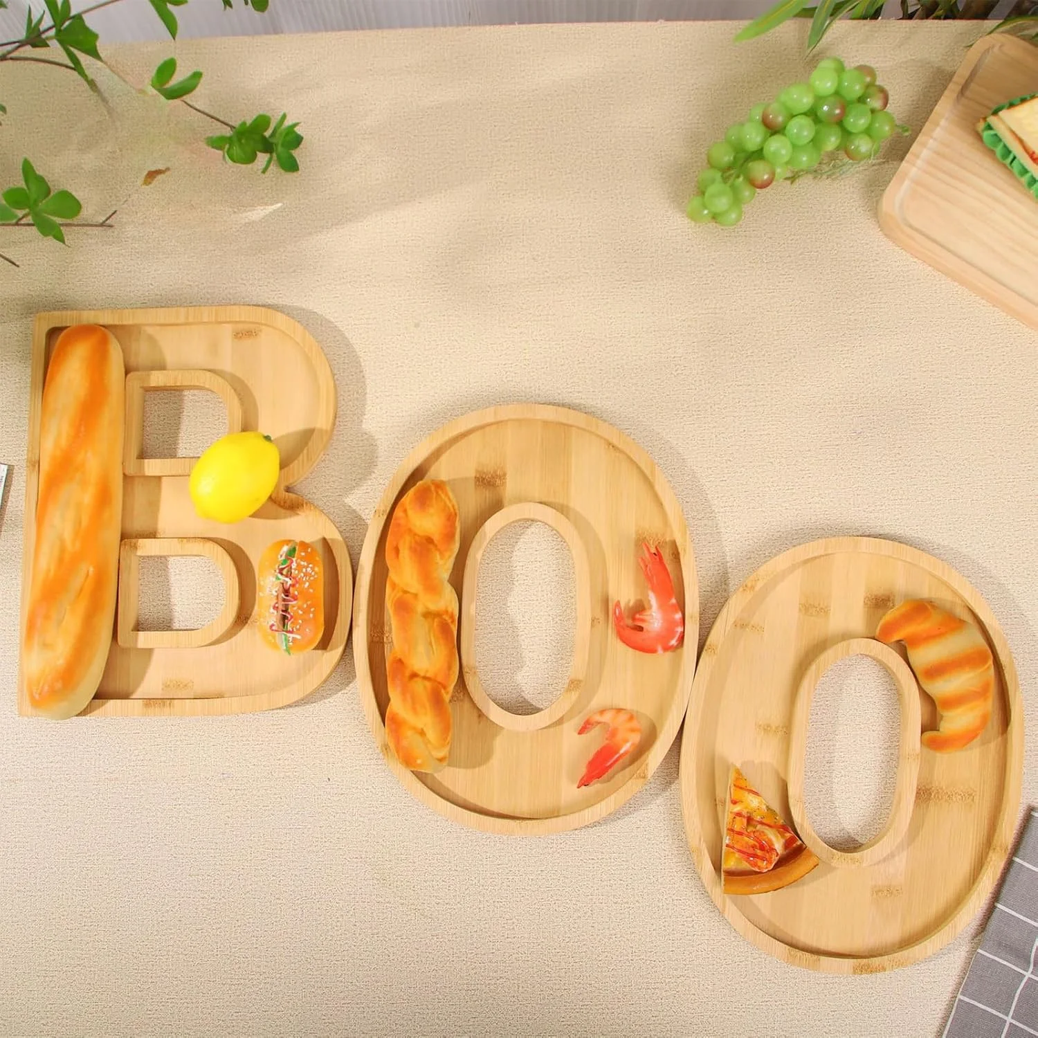 سینی هالووین، سینی سرو "بو"، تخته پنیر، دکوری چوبی برای میز تعطیلات، میز، شومینه، خانه روستایی، مهمانی کاپ کیک میوه اسنک آب نبات