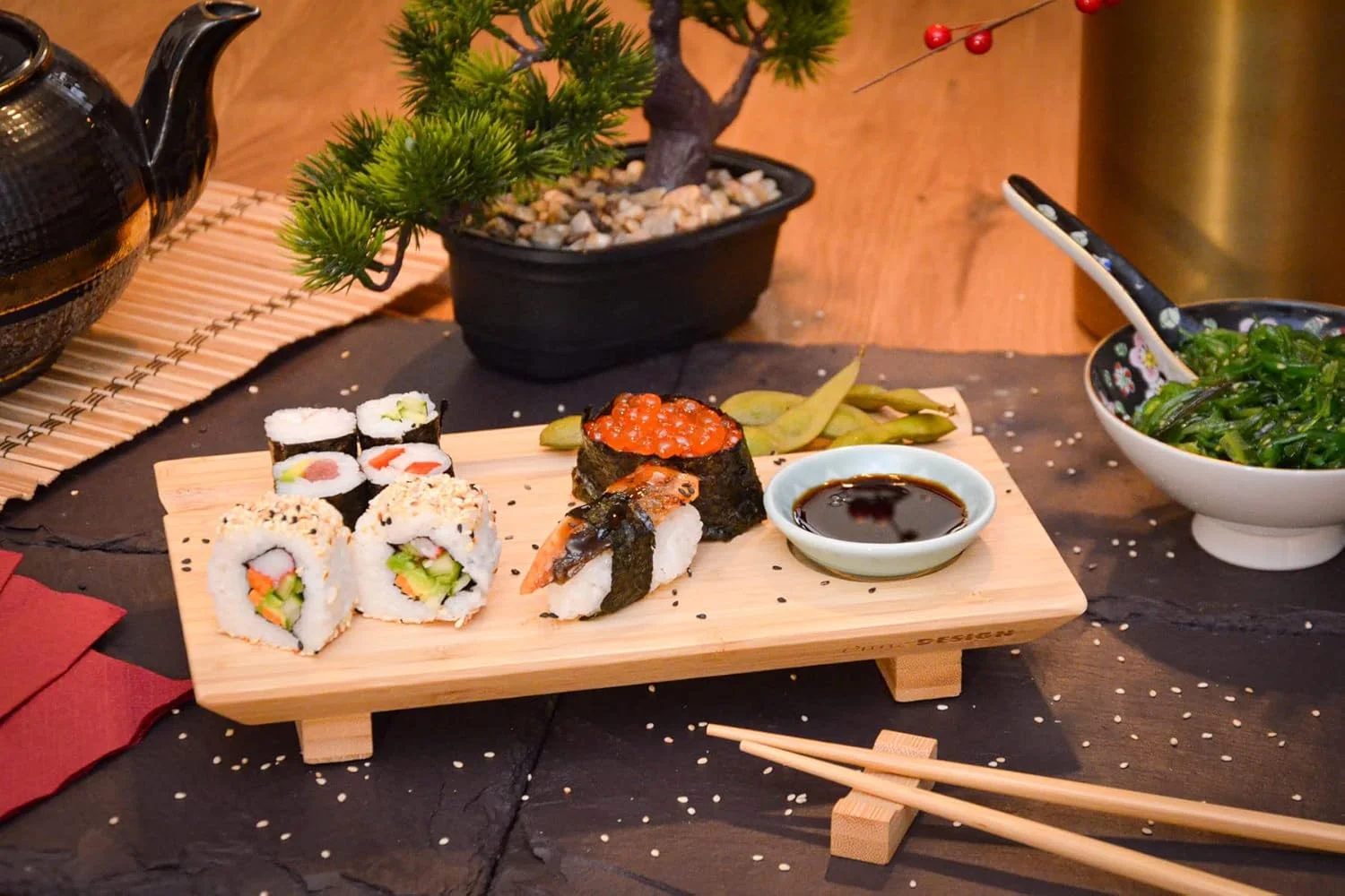 ست ظروف سوشی DuneDesign برای 4 نفر - تخته سوشی 27 x 16 x 4، ست کامل ظروف تخته نیمکتی بامبو، بشقاب سوشی، بشقاب سرو سوشی، تخته سرو چوبی، بشقاب چوبی بامبو، لوازم جانبی سوشی