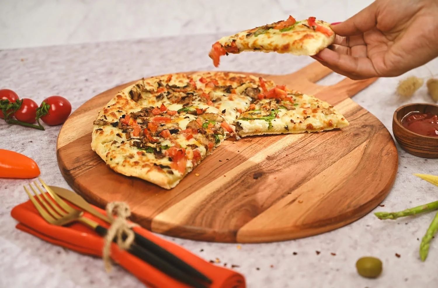 تخته پیتزا چوبی آکاسیا | تخته سرو چوبی بزرگ با دسته | تخته گرد رومیزی | تخته سرو گوشت و پنیر | بیل پیتزا | تخته پارویی پیتزا | قطر - 33 سانتی متر
