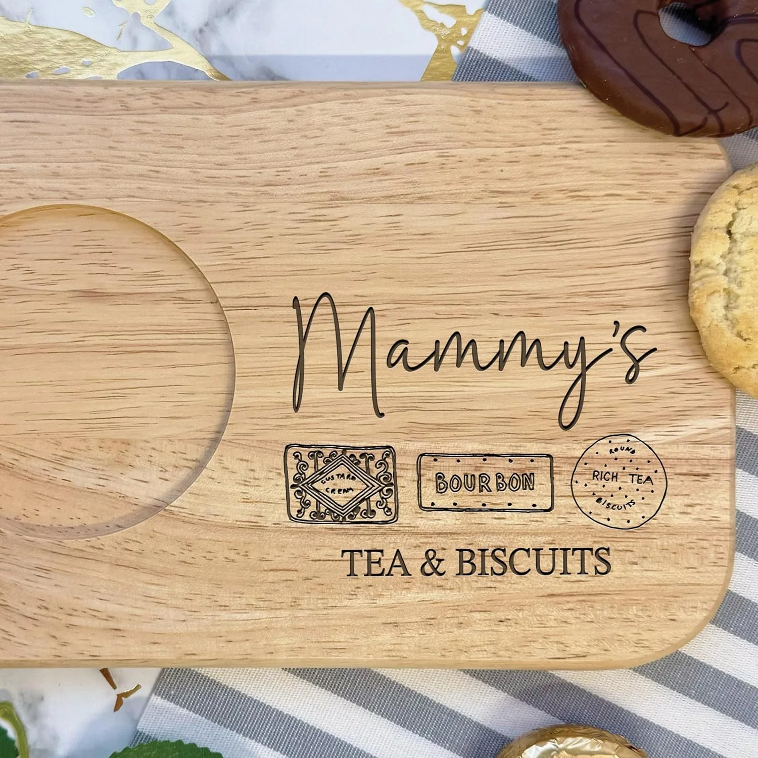 تخته چوبی حکاکی شده چای و بیسکویت | تخته سرو | سینی تنقلات | تخته پذیرایی چوبی (مادر)