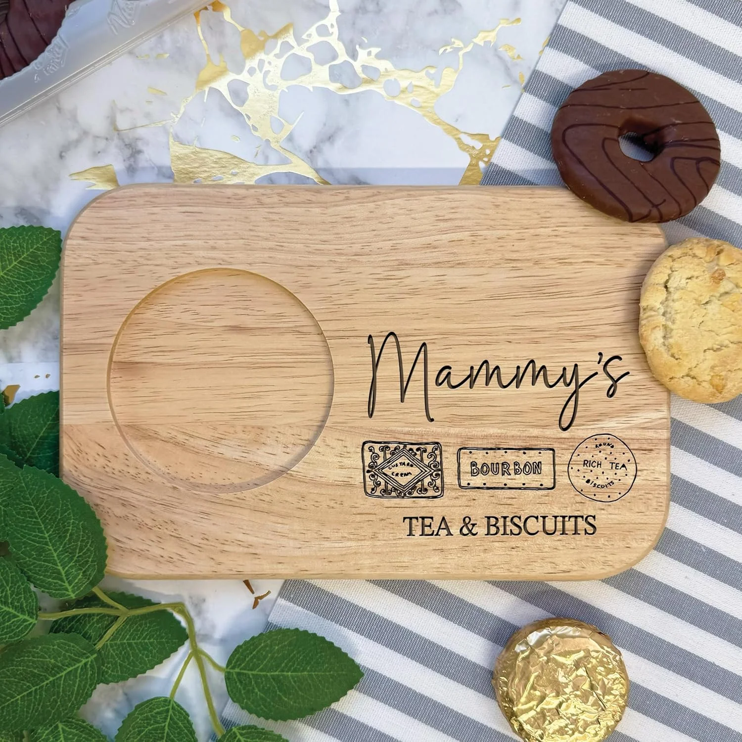 تخته چوبی حکاکی شده چای و بیسکویت | تخته سرو | سینی تنقلات | تخته پذیرایی چوبی (مادر)