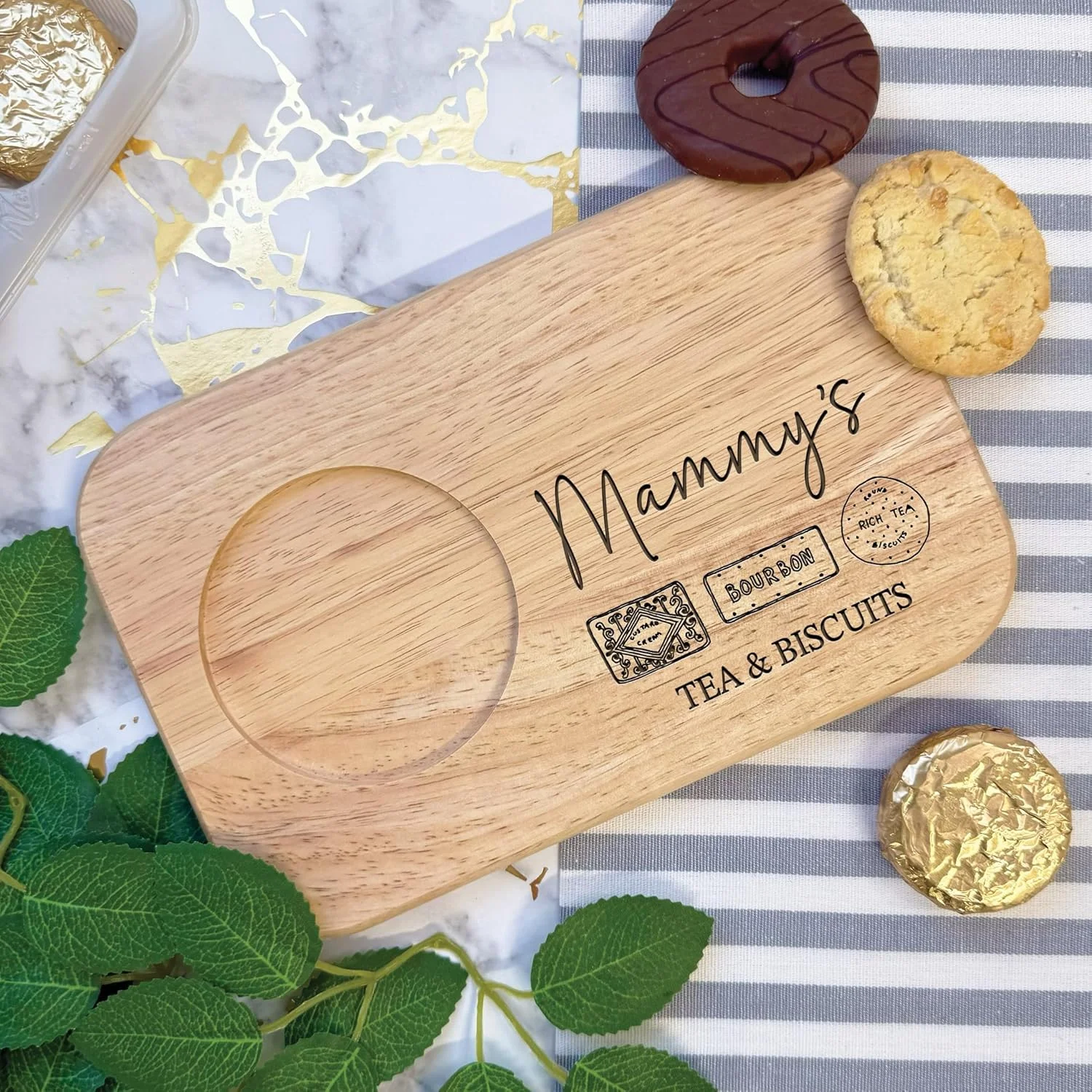 تخته چوبی حکاکی شده چای و بیسکویت | تخته سرو | سینی تنقلات | تخته پذیرایی چوبی (مادر)