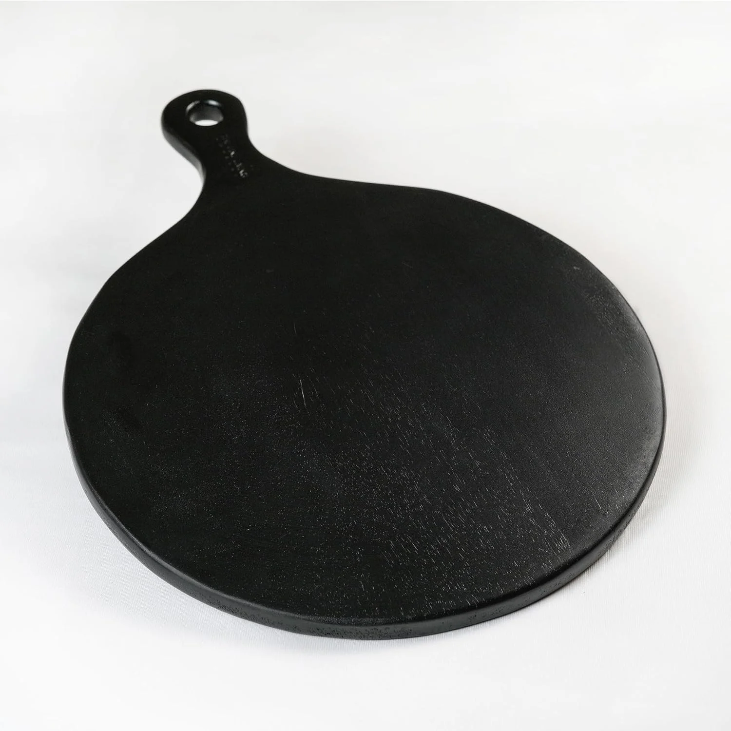 تخته سرو سیاه رنگ The Fine Living Co.، تخته پدالی گرد با دسته بلند، سینی سرو چوبی انبه برای گوشت، پیتزا، نان، سینی های سرو چوبی مناسب مواد غذایی، 40x30 سانتی متر، ضخامت 1.5 سانتی متر