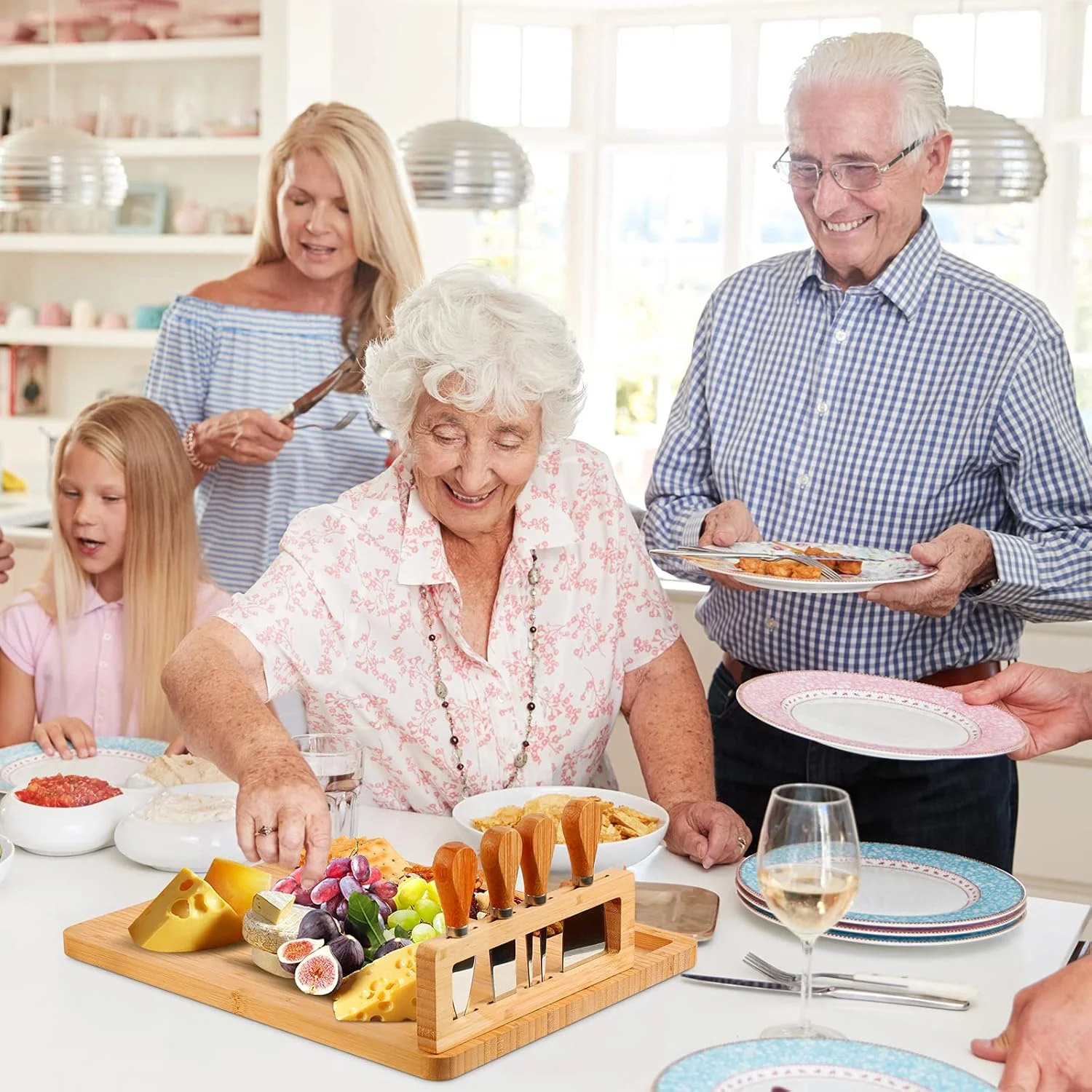 تخته پنیر بامبو Hossejoy، تخته سرو گوشت و سینی پذیرایی شامل 4 چاقوی استیل ضد زنگ و ظروف سرو، هدیه ای خاص برای کریسمس، عروسی، تولد، سالگرد (35.5x28 سانتی متر)