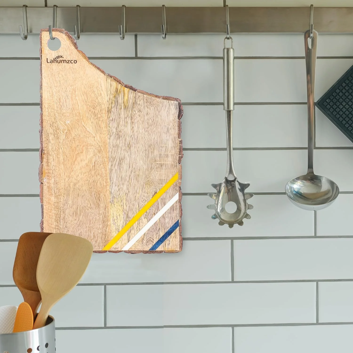 تخته سرو چوبی انبه لاهومزکو با پوست درخت، تخته برش با روکش رزین، تخته خردکن، تخته پنیر، سبزیجات، نان و کالباس - تخته سرو چوبی تزئینی برای آشپزخانه و غذاخوری 35x23 سانتی متر تخته سرو چوبی انبه لاهومزکو با پوست درخت، تخته برش با روکش رزین، تخته خردکن، تخته پنیر، سبزیجات، نان و کالباس - تخته سرو چوبی تزئینی برای آشپزخانه و غذاخوری 35x23 سانتی متر