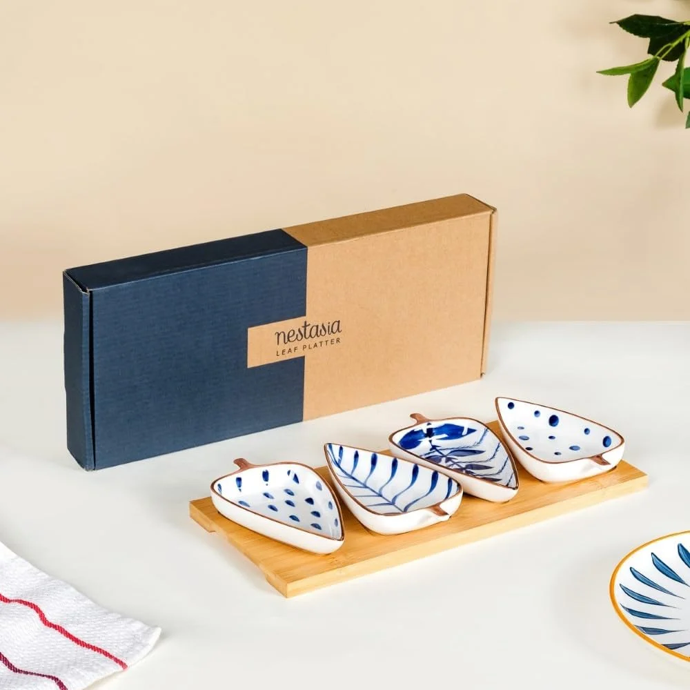 دیس سرو سرامیکی برگ‌شکل مدرن نستاسیا، آبی و سفید براق، به همراه تخته چوبی