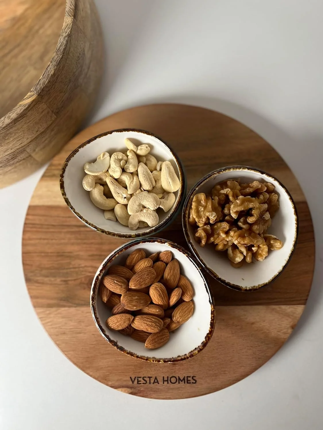 تخته برش چوبی گرد وستا هومز / تخته سرو، سینی برای سبزیجات، میوه ها، پنیر، پیتزا و مزه | چوب اقاقیا طبیعی | 30.5 x 30.5 x 1.5 سانتی متر | دست ساز هند