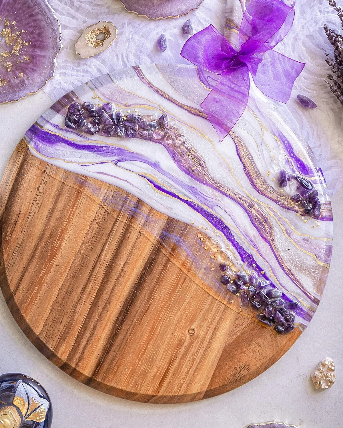 تخته سرو چوبی با طراحی رزین و سنگ های آمتیست تخته سرو چوبی با طراحی رزین و سنگ های آمتیست