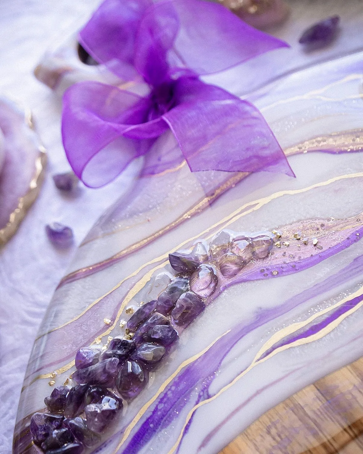 تخته سرو چوبی با طراحی رزین و سنگ های آمتیست تخته سرو چوبی با طراحی رزین و سنگ های آمتیست