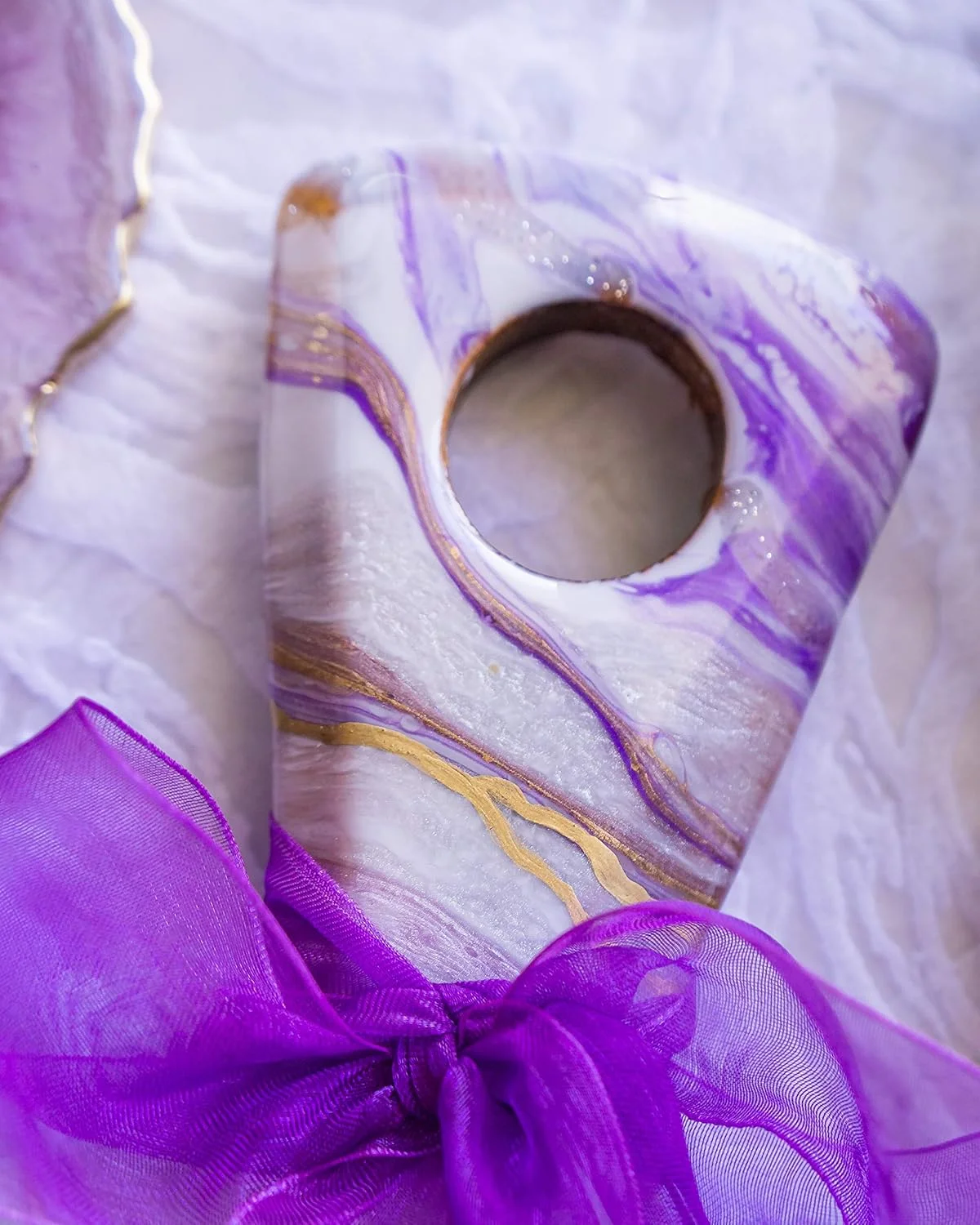 تخته سرو چوبی با طراحی رزین و سنگ های آمتیست تخته سرو چوبی با طراحی رزین و سنگ های آمتیست