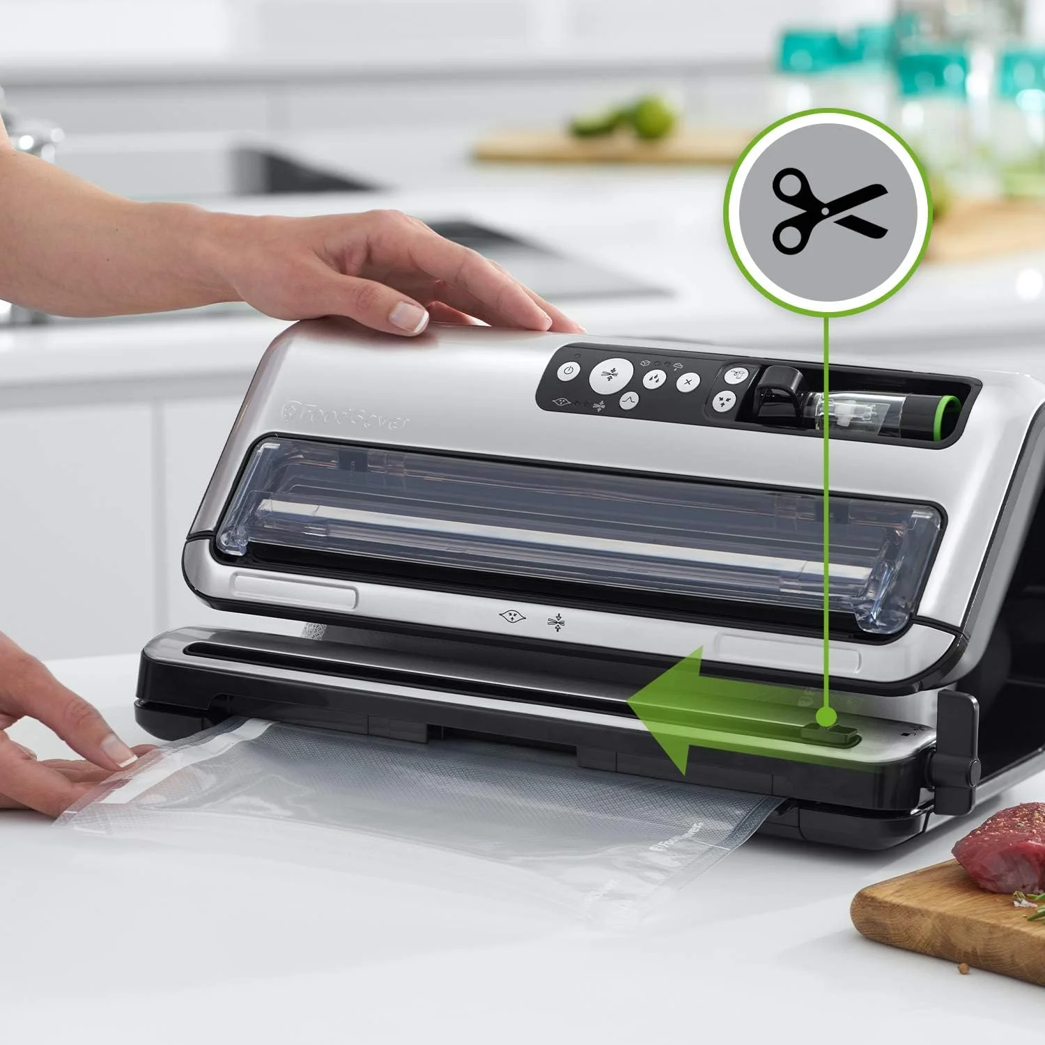 دستگاه وکیوم سیلر FoodSaver برای مواد غذایی، وکیوم سیلر کاملا اتوماتیک با محفظه نگهداری رول و دستگاه برش، شامل کیسه های وکیوم متنوع [FFS006X]