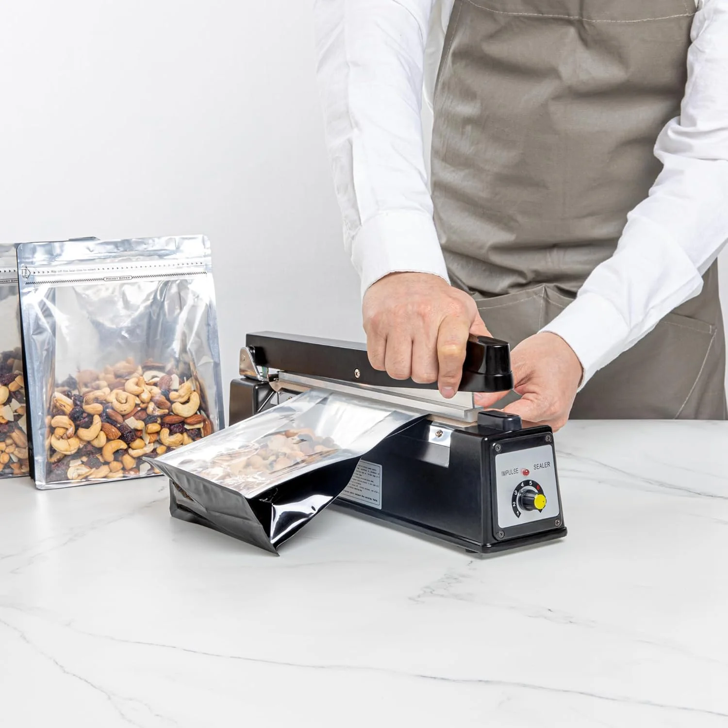 دستگاه پرس حرارتی دستی Restaurantware، دستگاه پلمپ کیسه ای ضربه ای - 12 اینچ مشکی به همراه المنت حرارتی اضافی، بسته 1 عددی Restaurantware دستگاه پرس حرارتی دستی Restaurantware، دستگاه پلمپ کیسه ای ضربه ای - 12 اینچ مشکی به همراه المنت حرارتی اضافی، بسته 1 عددی Restaurantware